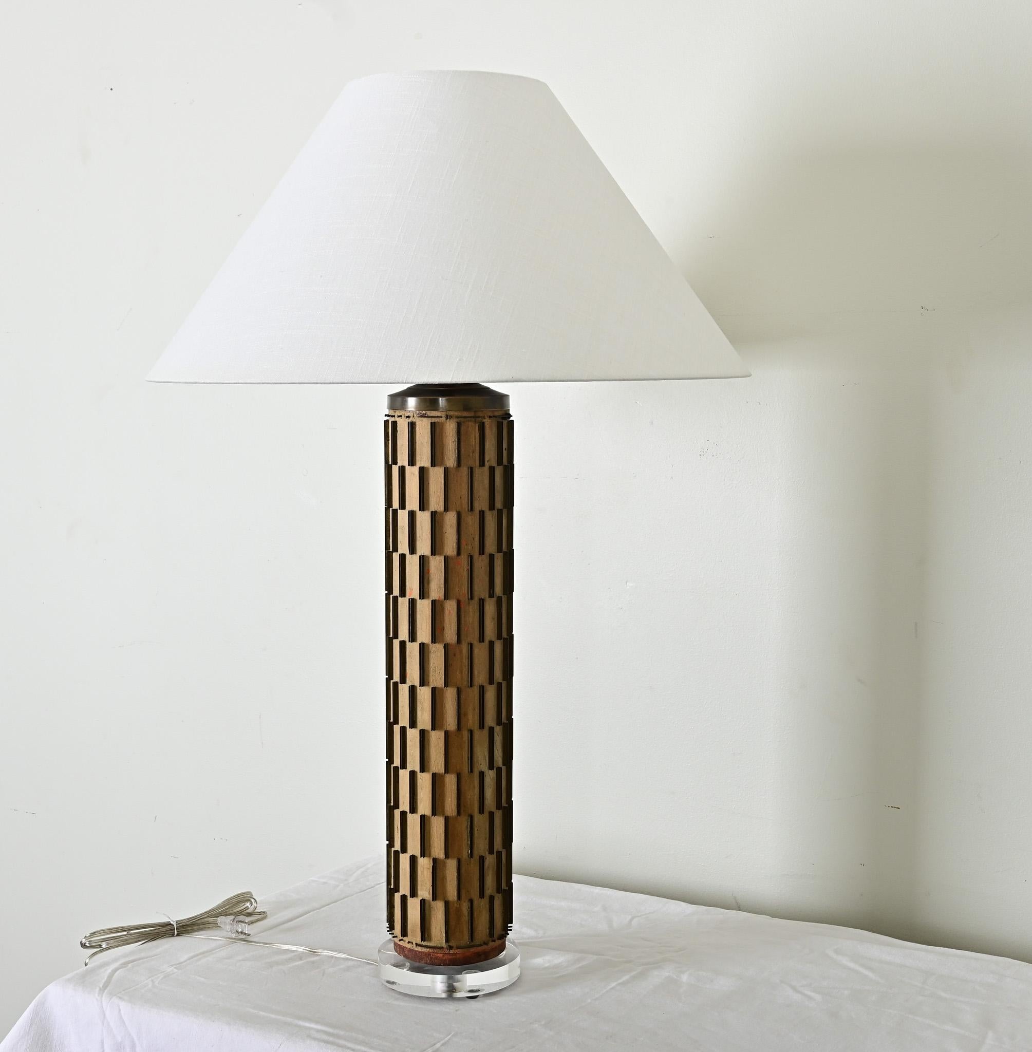 Lampe vintage fabriquée à partir d'un rouleau encreur de papier peint Bon état - En vente à Baton Rouge, LA