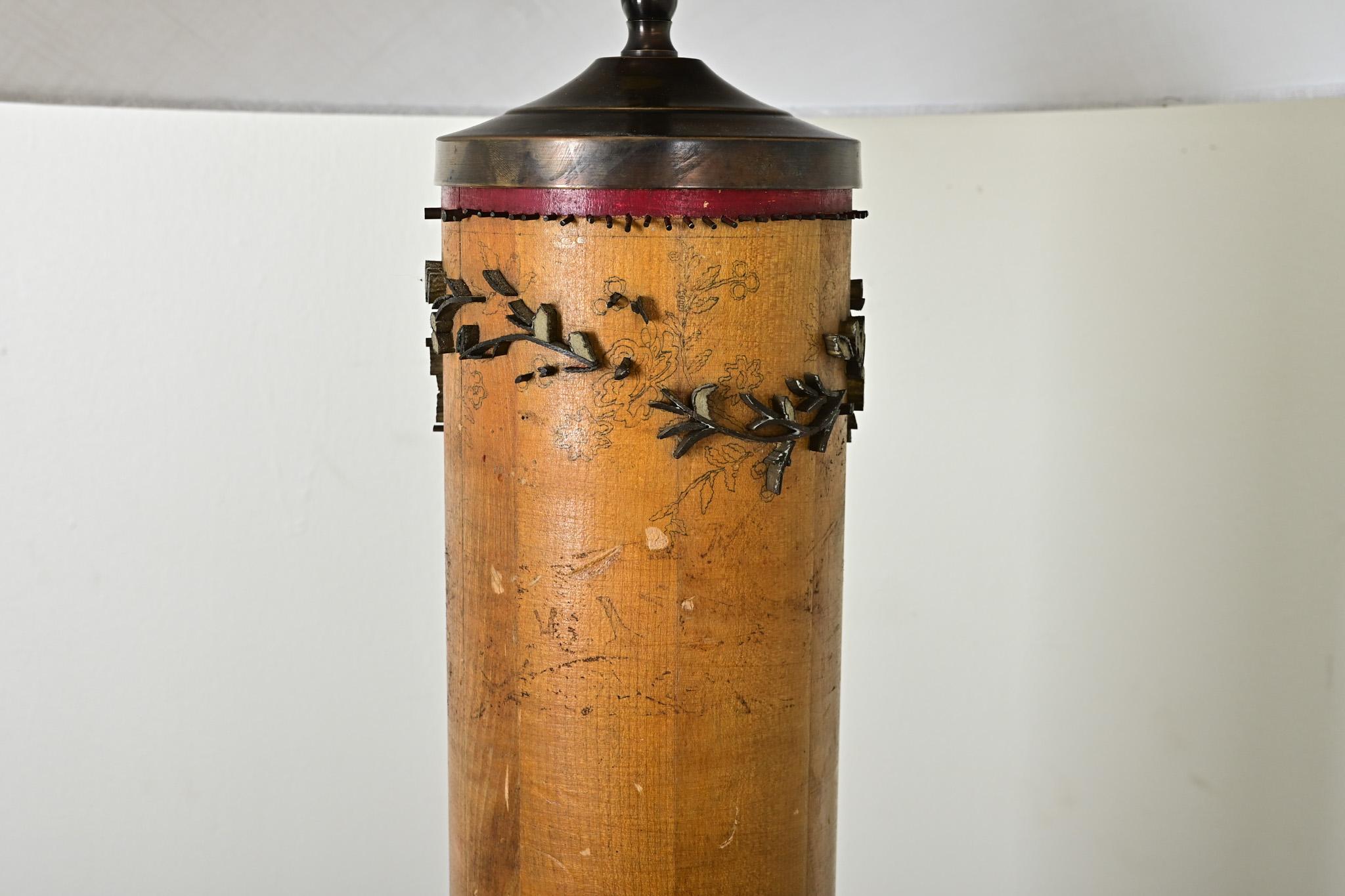 Lampe vintage fabriquée à partir d'un rouleau encreur de papier peint en vente 1