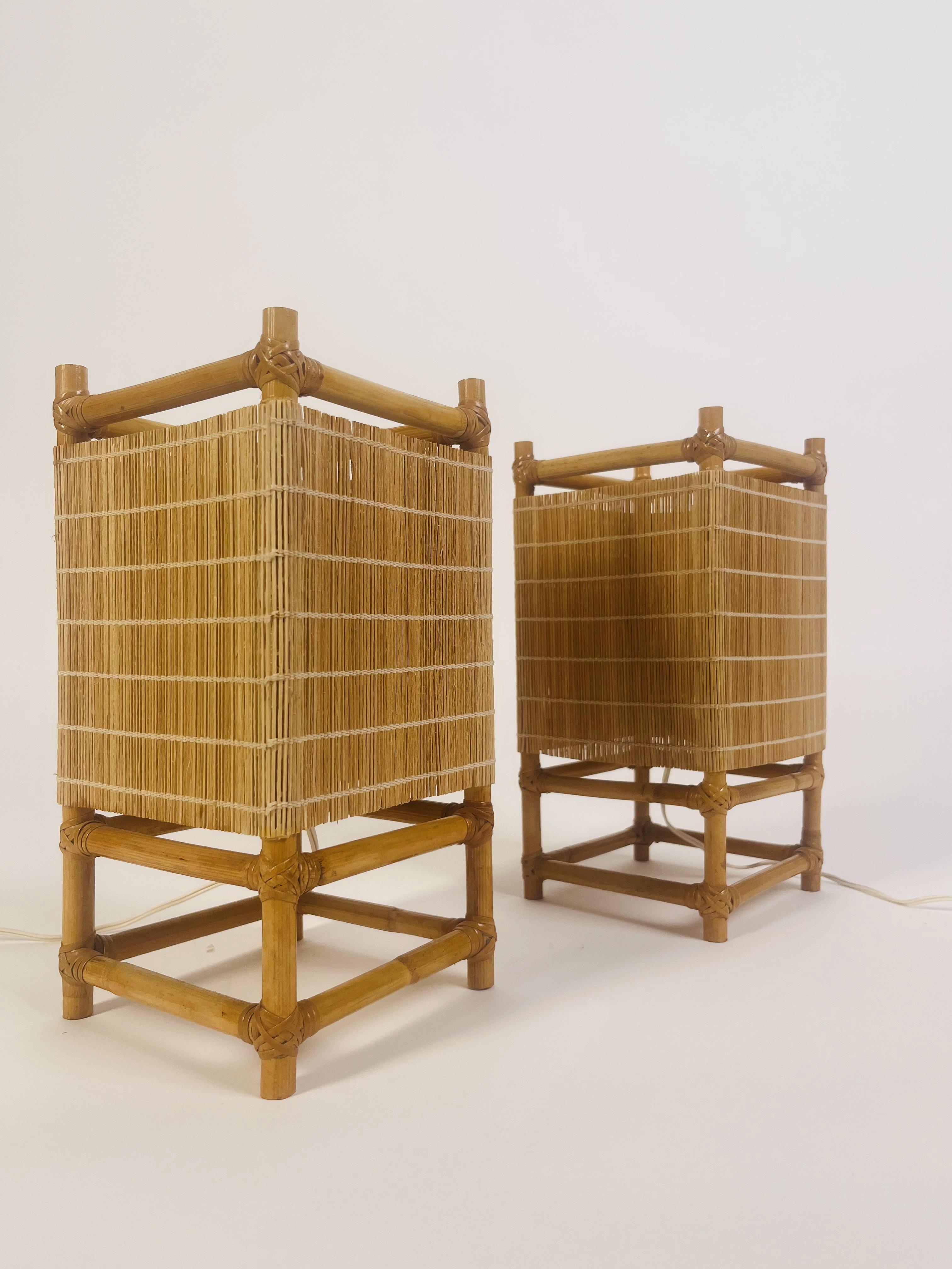 Questa è la tua occasione per acquistare un set unico e raro di due lampade vintage degli anni '60! Questi eccezionali pezzi combinano un design esclusivo con una pratica funzionalità, perfetti per trasformare qualsiasi spazio con il loro fascino