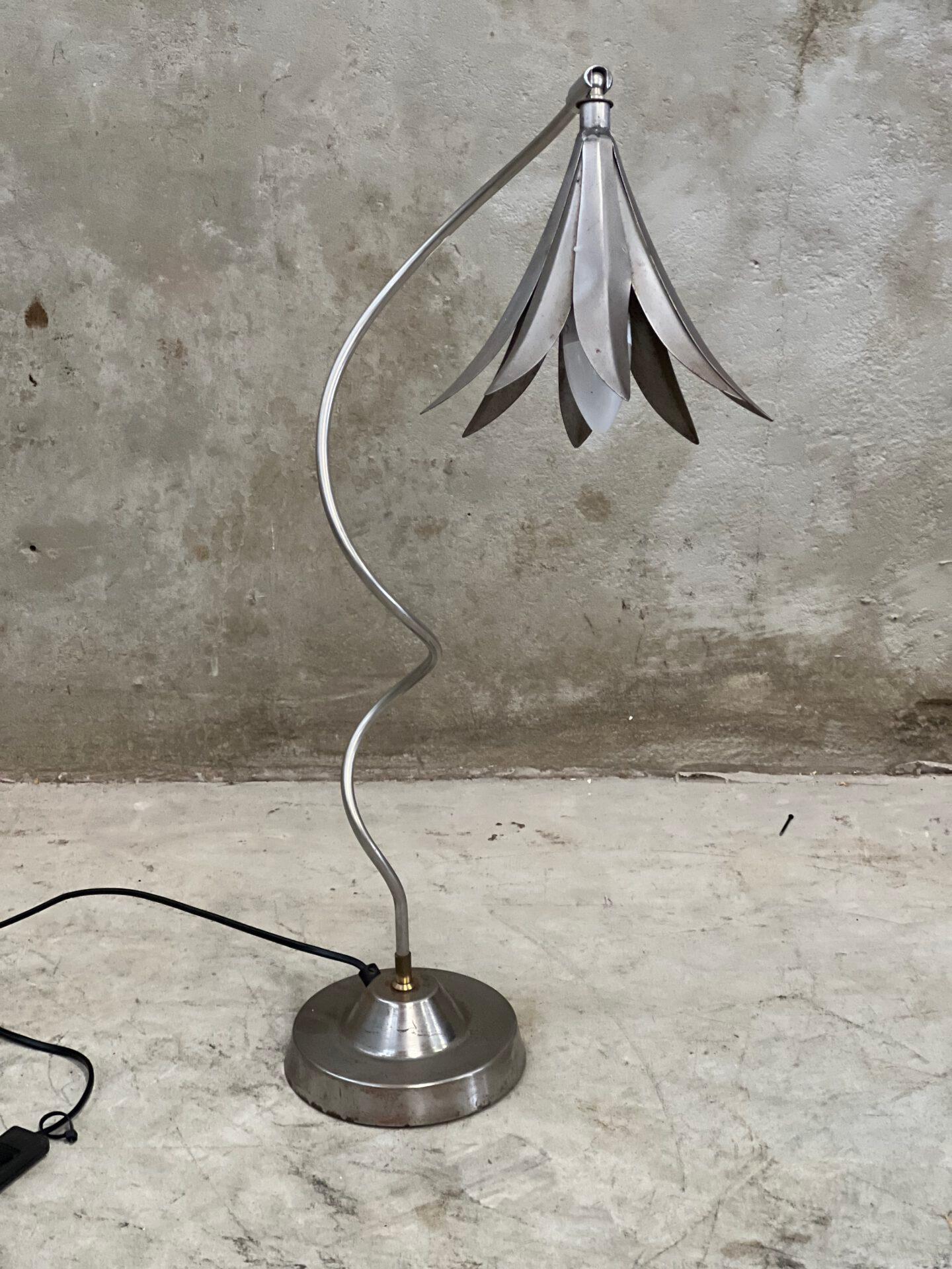 Cool special vintage lamp from the 1970s/1980s. The lamp in the shape of a flower, all metal and has a weighted base. Can be bent in all kinds of positions and is a feast for the eyes. Beautifully lived but otherwise in top condition.

Size: