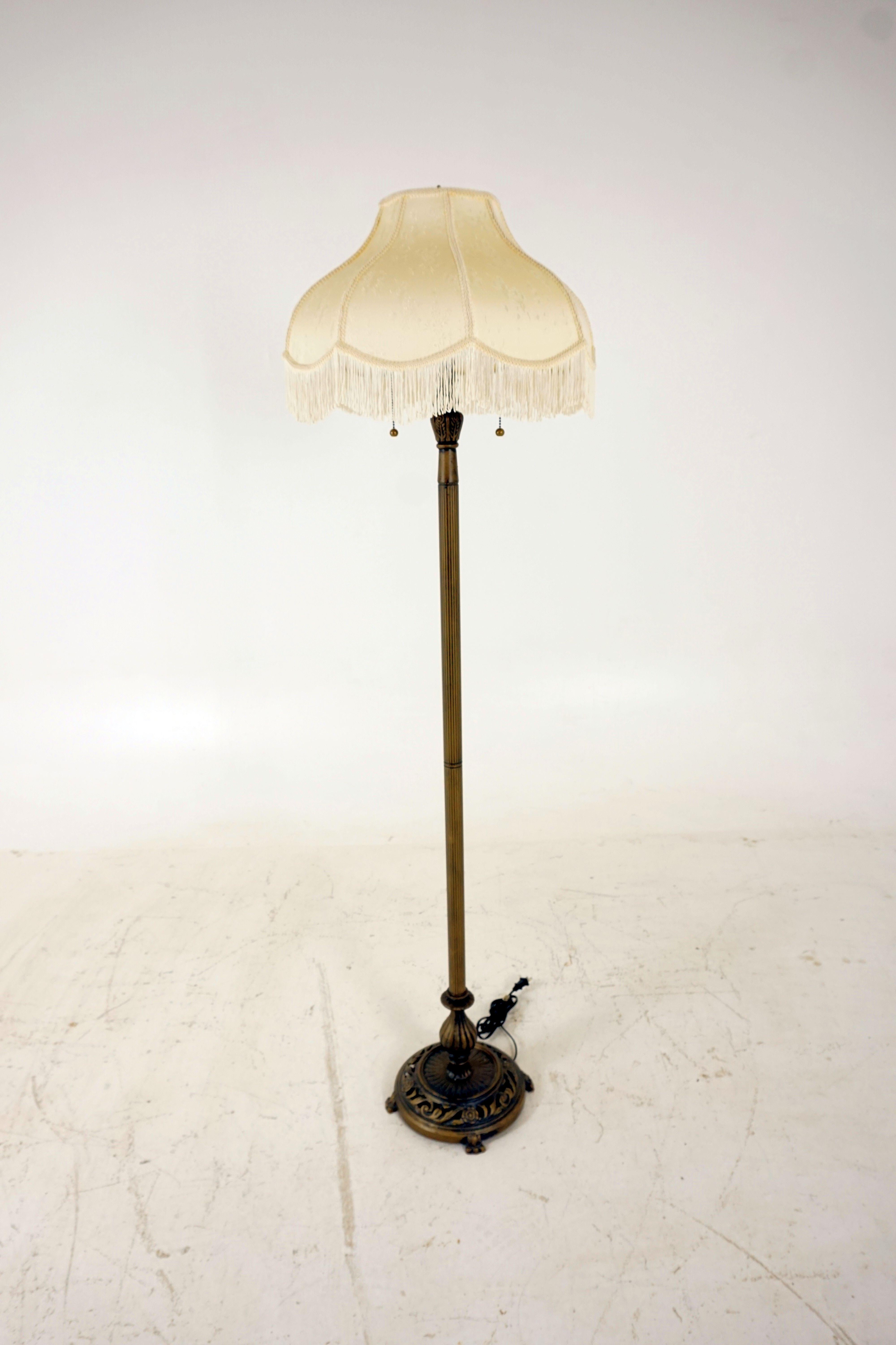 Lampe vintage, lampe sur pied en métal, lampadaire et forme, Canada 1930, B2102

Canada, 1930
Base en métal
Teinte de soie
Deux lampes à commutation indépendante
Base ronde en métal
Quatre petits pieds façonnés fixés à la base ronde
Quelques