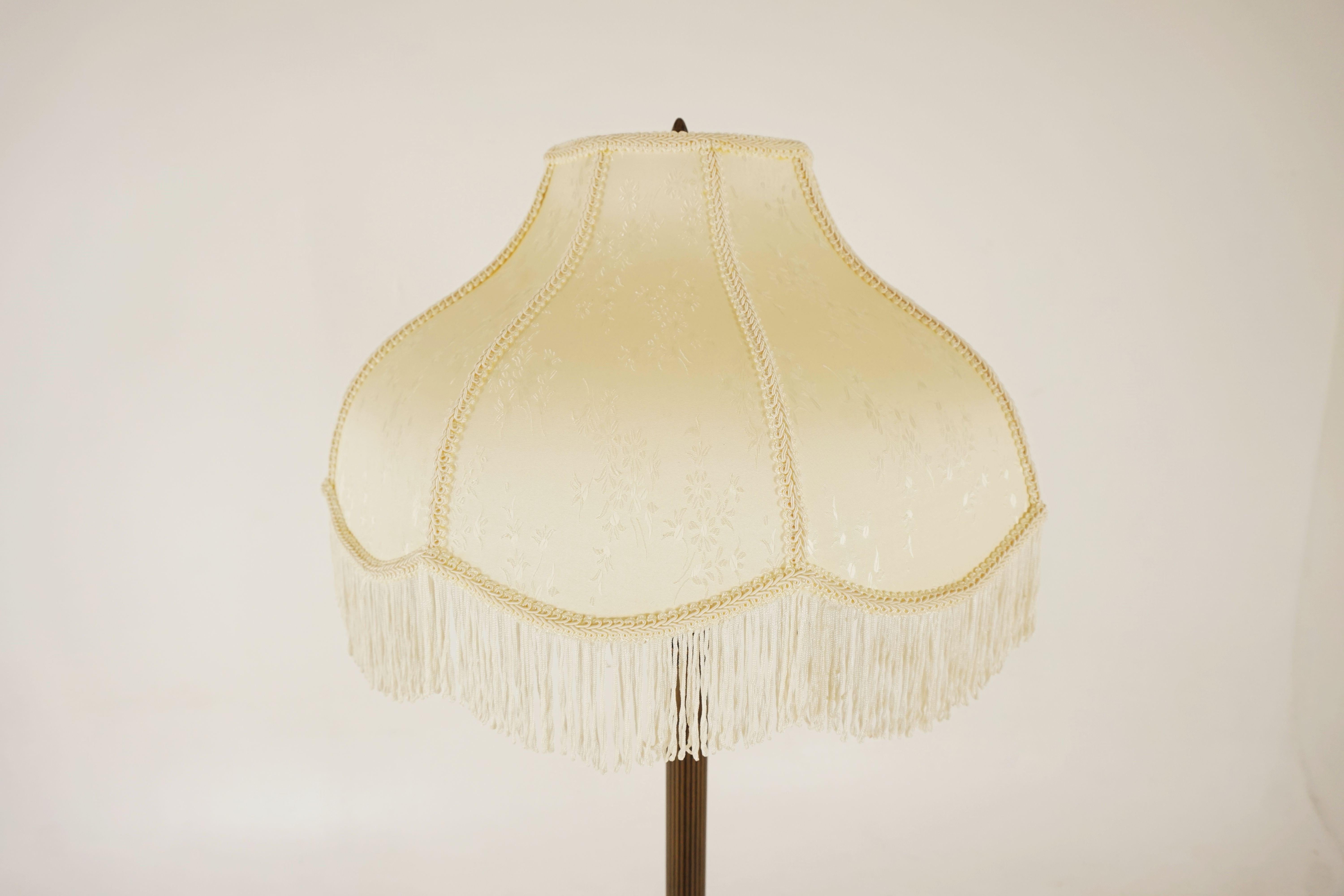 vieille lampe sur pied