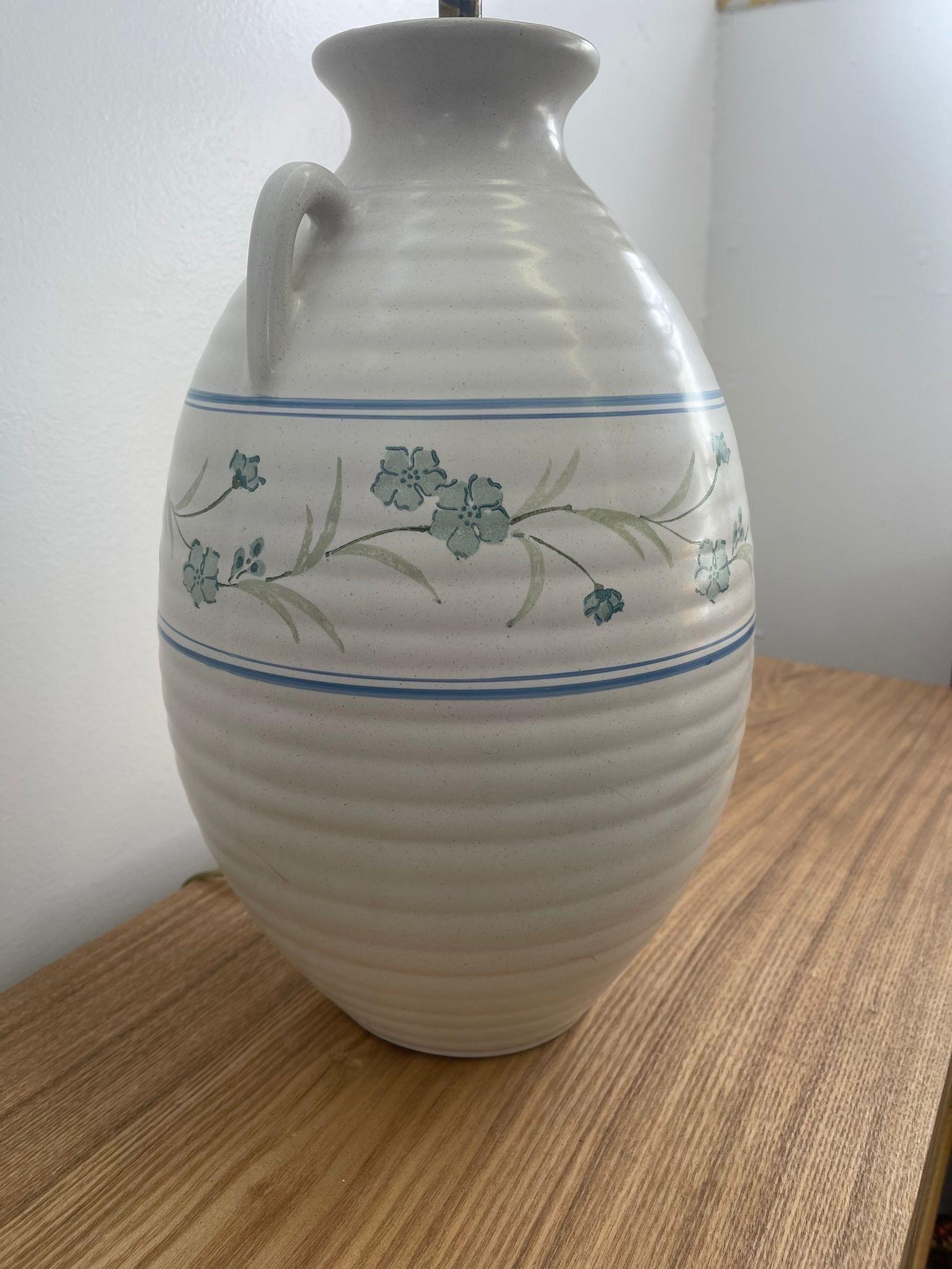 Vintage Lamp With Ceramic Vase Base and Floral Motif. For Sale 1