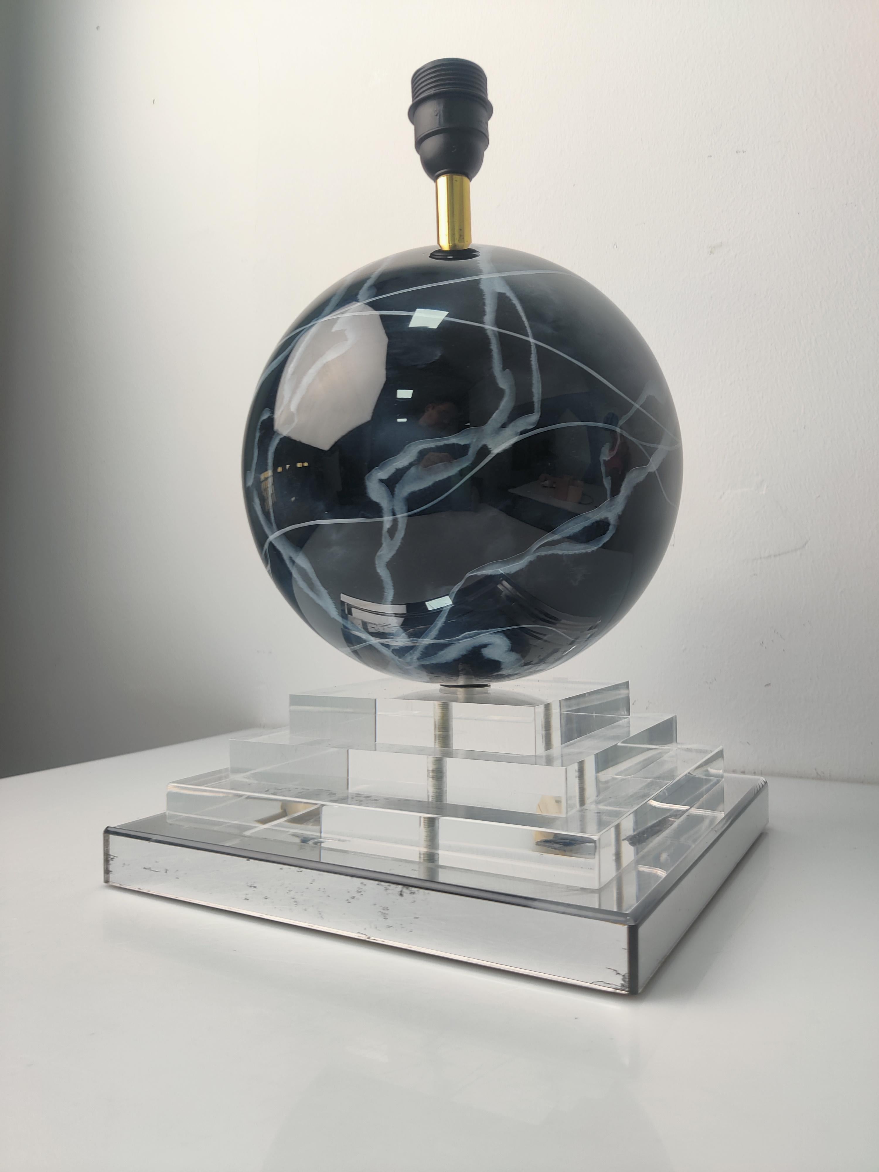 Spectaculaire lampe vintage avec effet marbre en forme de boule des années 60. Super exclusif.