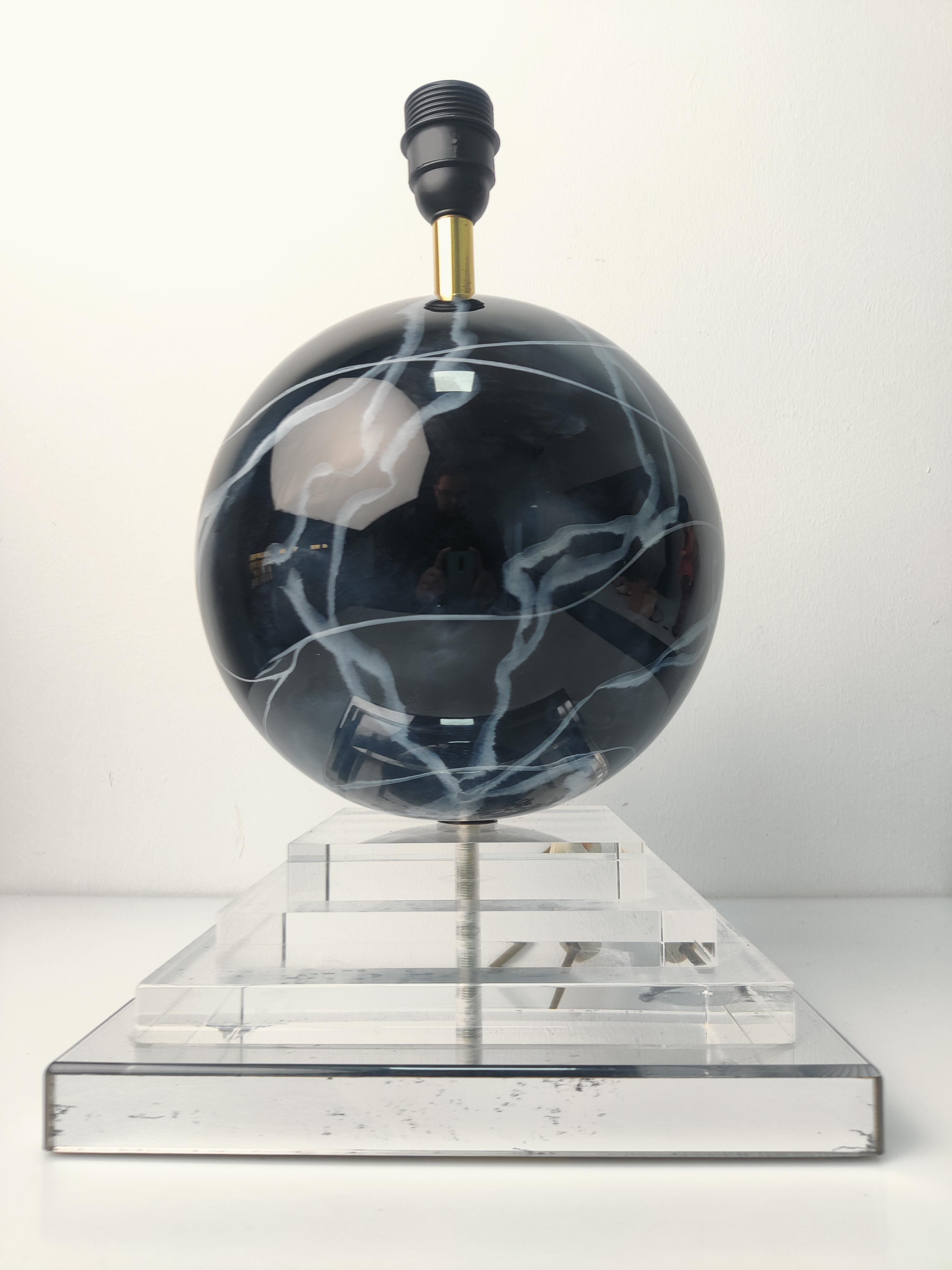 Européen Lampe vintage avec globe en verre à effet de marbre, années 1960 en vente