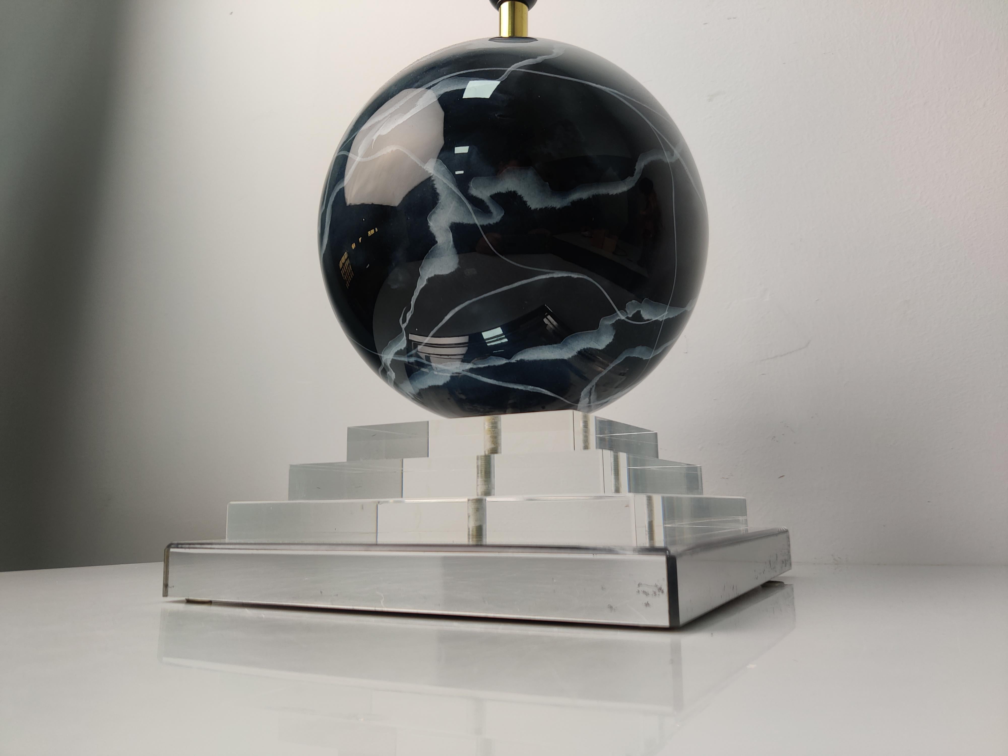 Lampe vintage avec globe en verre à effet de marbre, années 1960 en vente 1