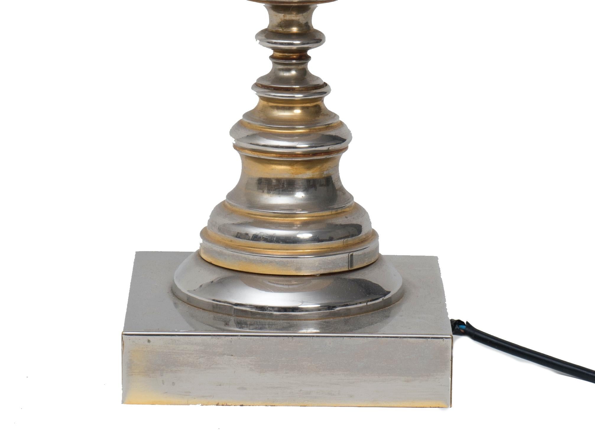 Questa lampada vintage è un'originale lampada in metallo realizzata da una manifattura italiana negli anni Settanta.

Lampada in metallo con struttura in metallo argentato tornito e montata con un uovo di struzzo. 

Impianto elettrico a tre