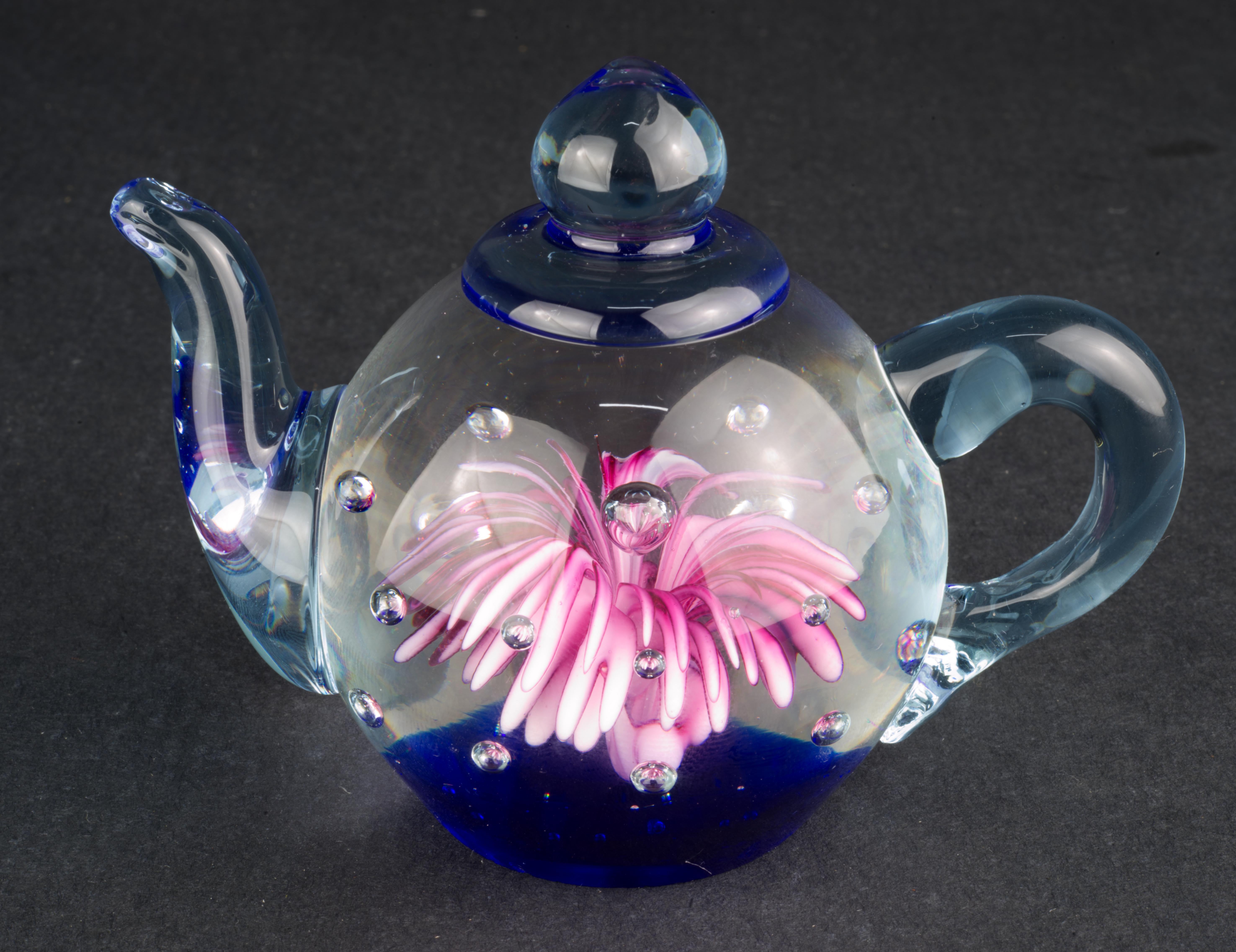 Murano Glas Teekanne Form Briefbeschwerer Kobalt Rosa Klar Kontrollierte Blasen im Zustand „Gut“ im Angebot in Clifton Springs, NY