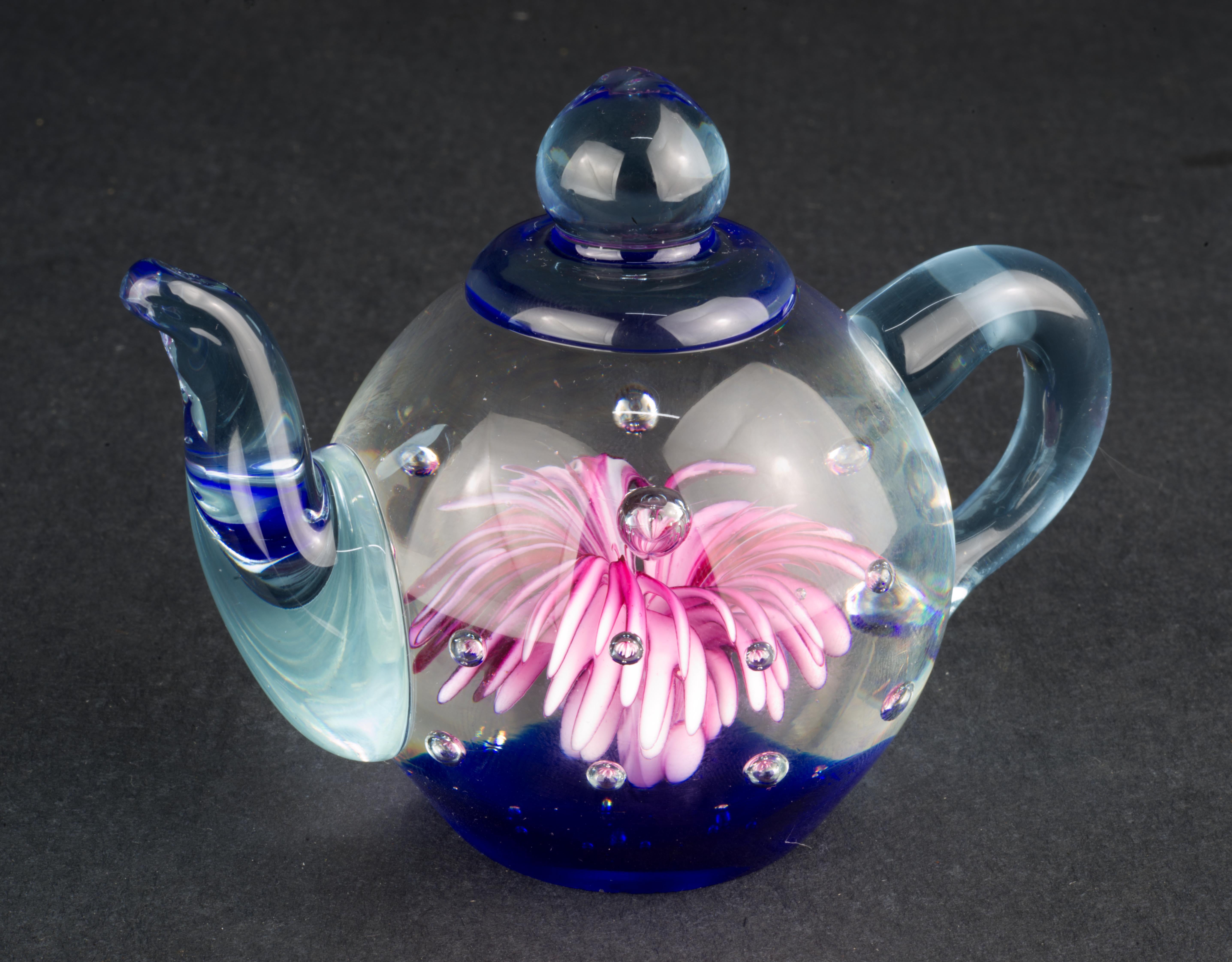 Murano Glas Teekanne Form Briefbeschwerer Kobalt Rosa Klar Kontrollierte Blasen (Glaskunst) im Angebot