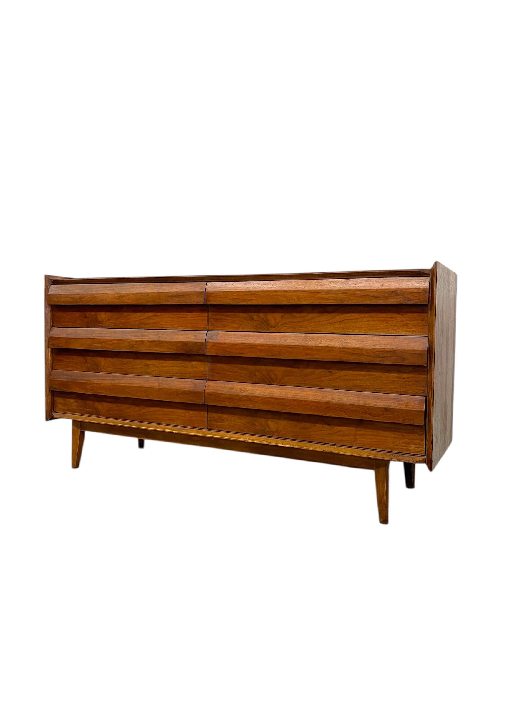  Exemple frappant du design moderne américain du milieu du siècle, cette commode vintage à six tiroirs de Lane Furniture d'Altavista, en Virginie, est issue de la très réputée collection 1st Edition de l'entreprise, conçue sous la direction de