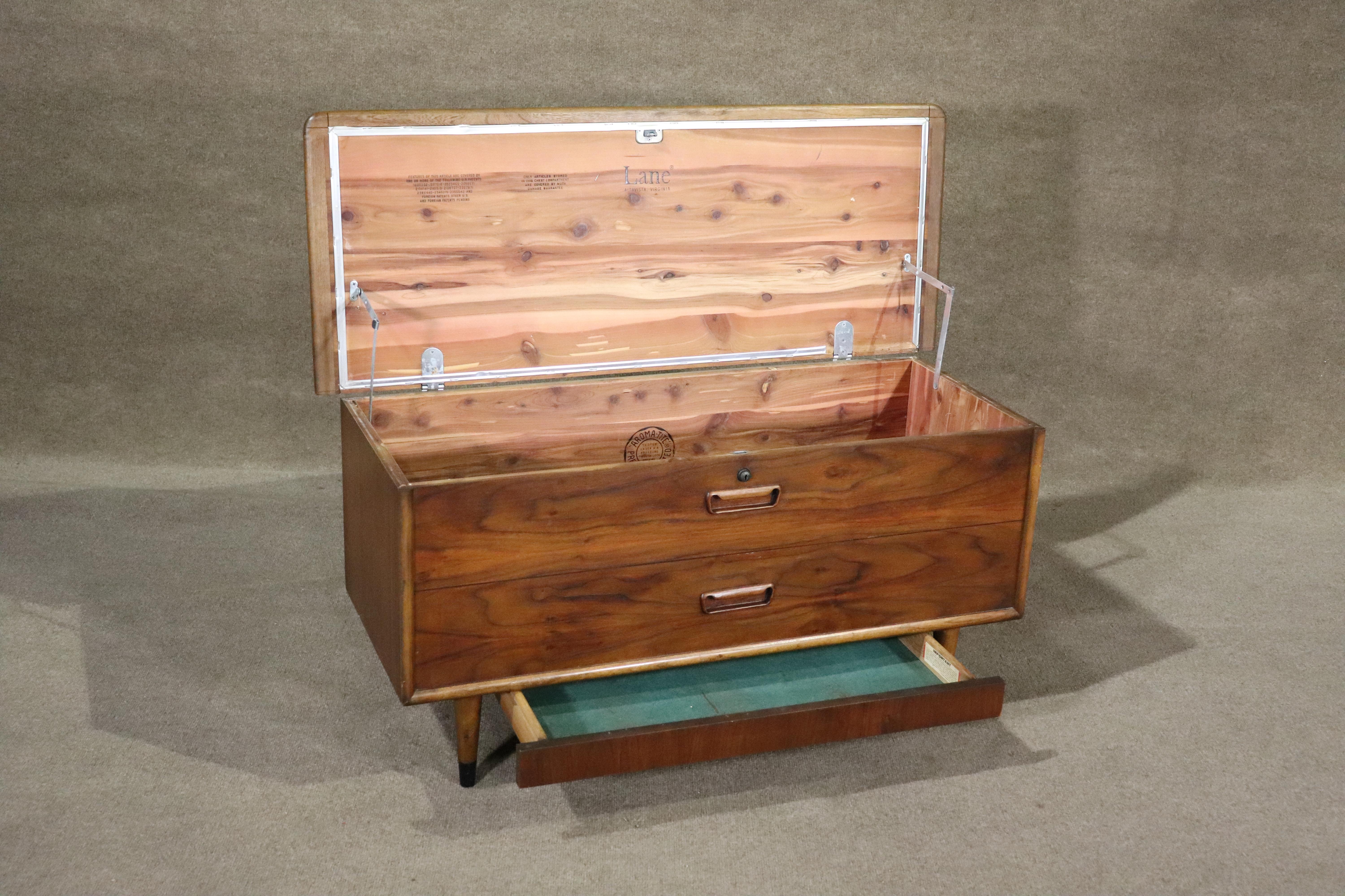 Mid-century flip top cedar chest by Lane Furniture. Iconic oak on walnut dovetails, designed by Andre Bus. This can be used at the foot of your bed or as living room storage.
Please confirm location NY or NJ.