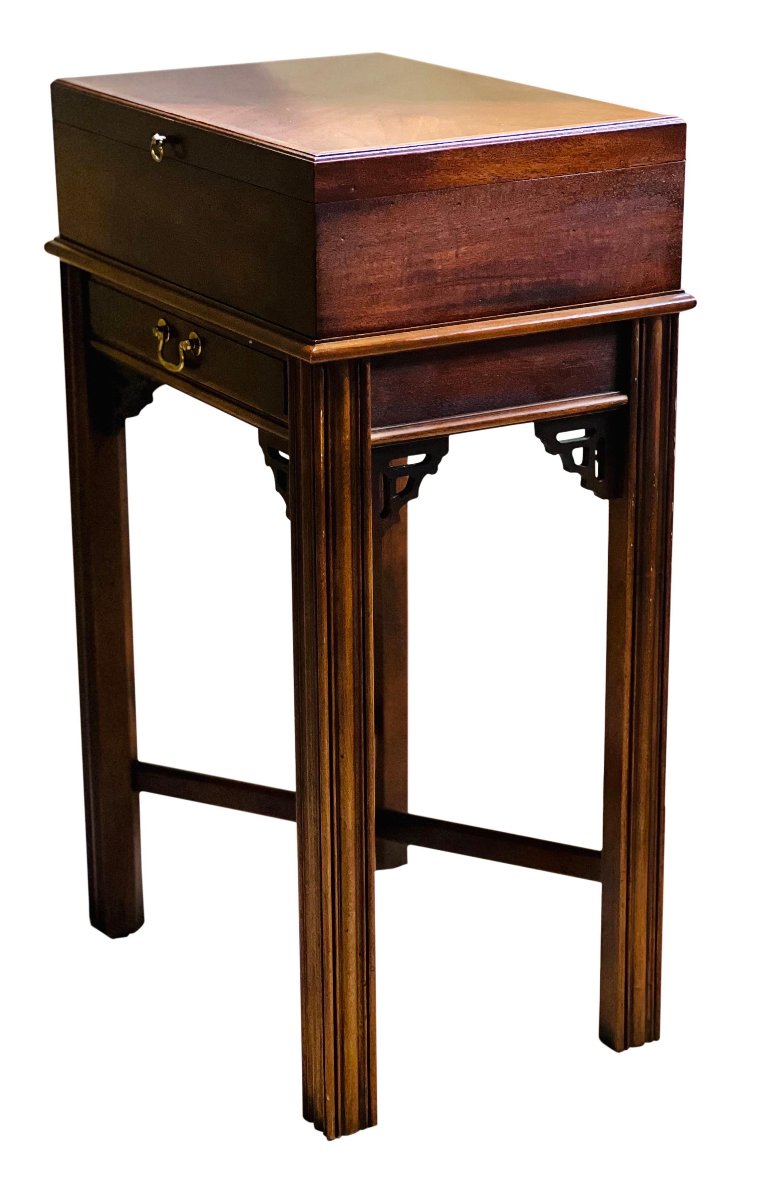 Vintage Lane Chippendale Style Mahogany Humidor on Stand In Good Condition In Doylestown, PA