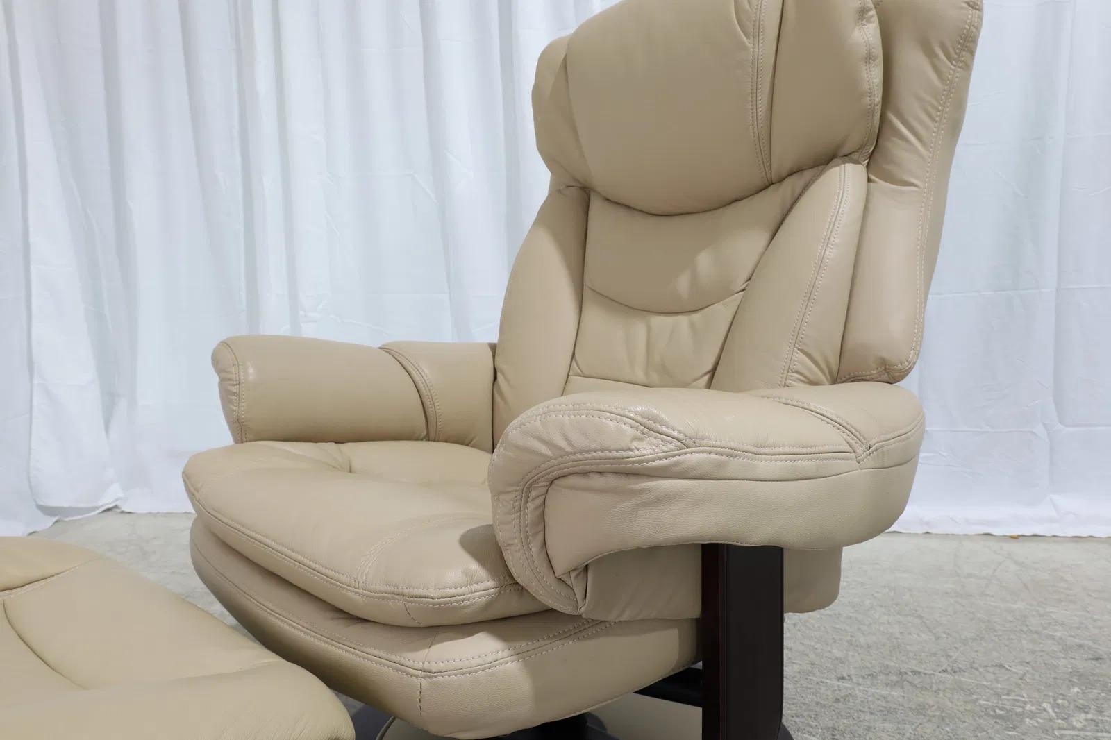 Vintage Lane Leather & Wood Ekornes Stressless Style Lounge Chair + Ottoman In Good Condition For Sale In Philadelphia, PA
