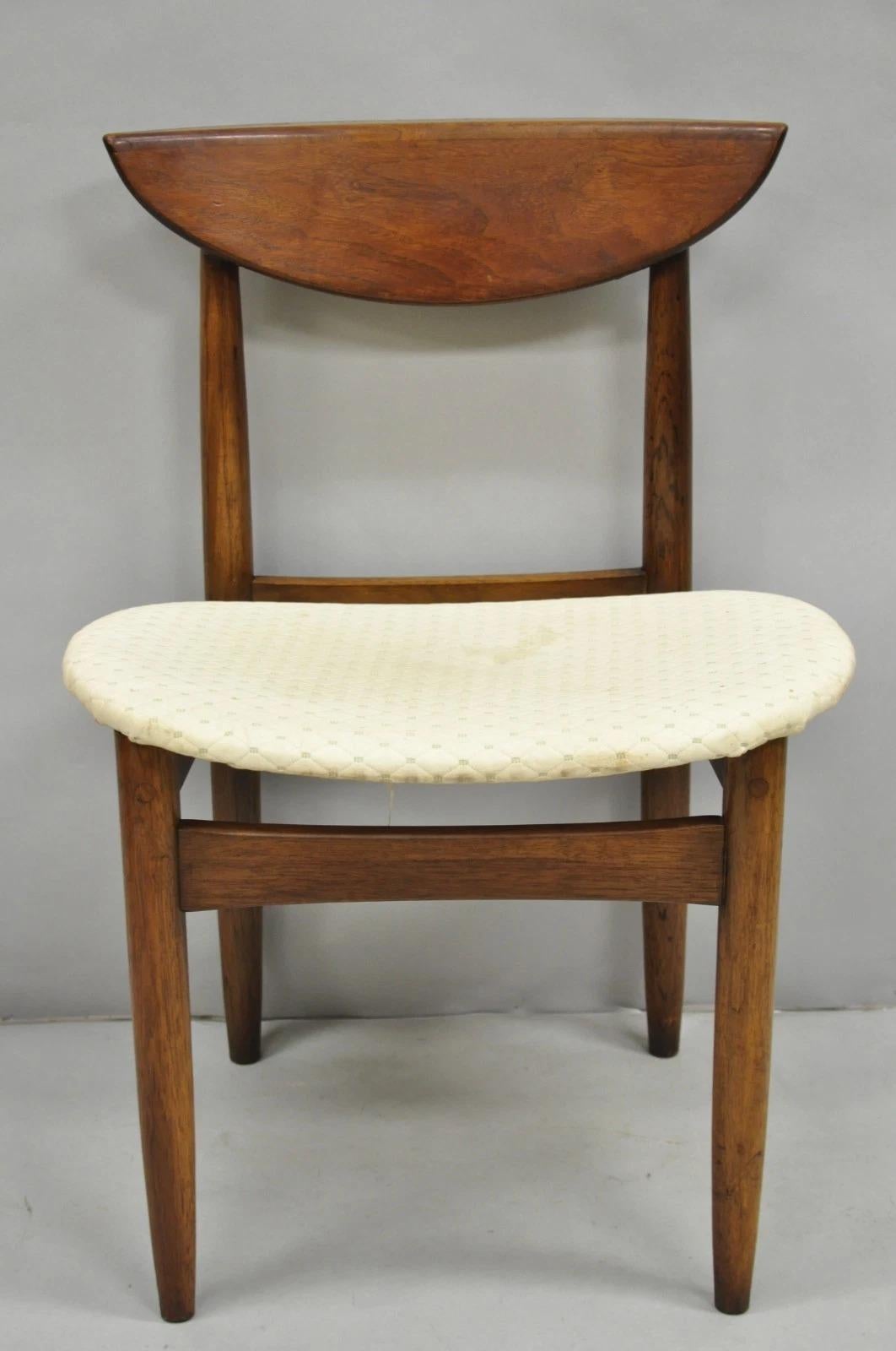 Envíanos un mensaje con tu código postal para solicitar un presupuesto de envío nacional más razonable.

Silla auxiliar de comedor Vintage Lane Perception Mid Century Modern de nogal con respaldo esculpido. Mediados del siglo XX. Medidas: 30,5