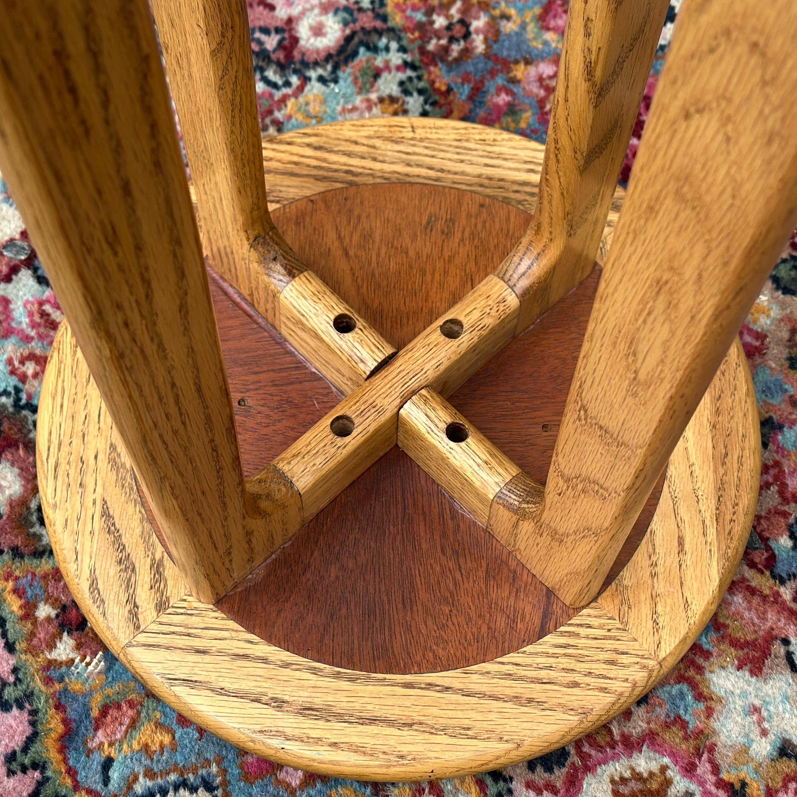 Pedestal Vintage Lane Perception Plant Stand Con Estante Bajo en venta 4