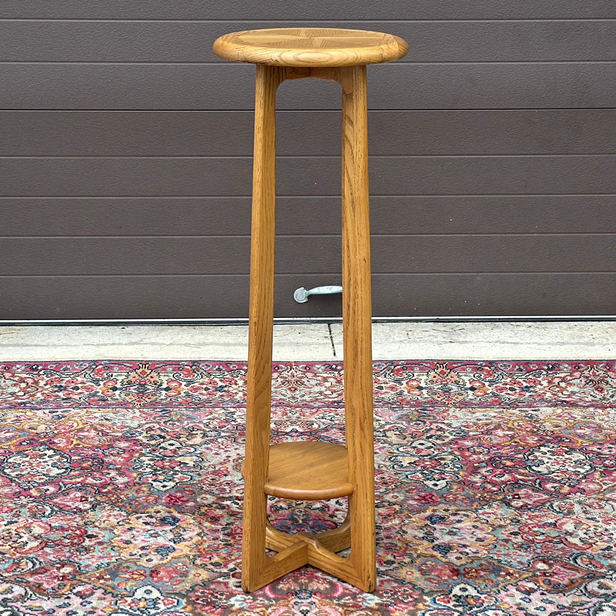Pedestal Vintage Lane Perception Plant Stand Con Estante Bajo Moderno en venta