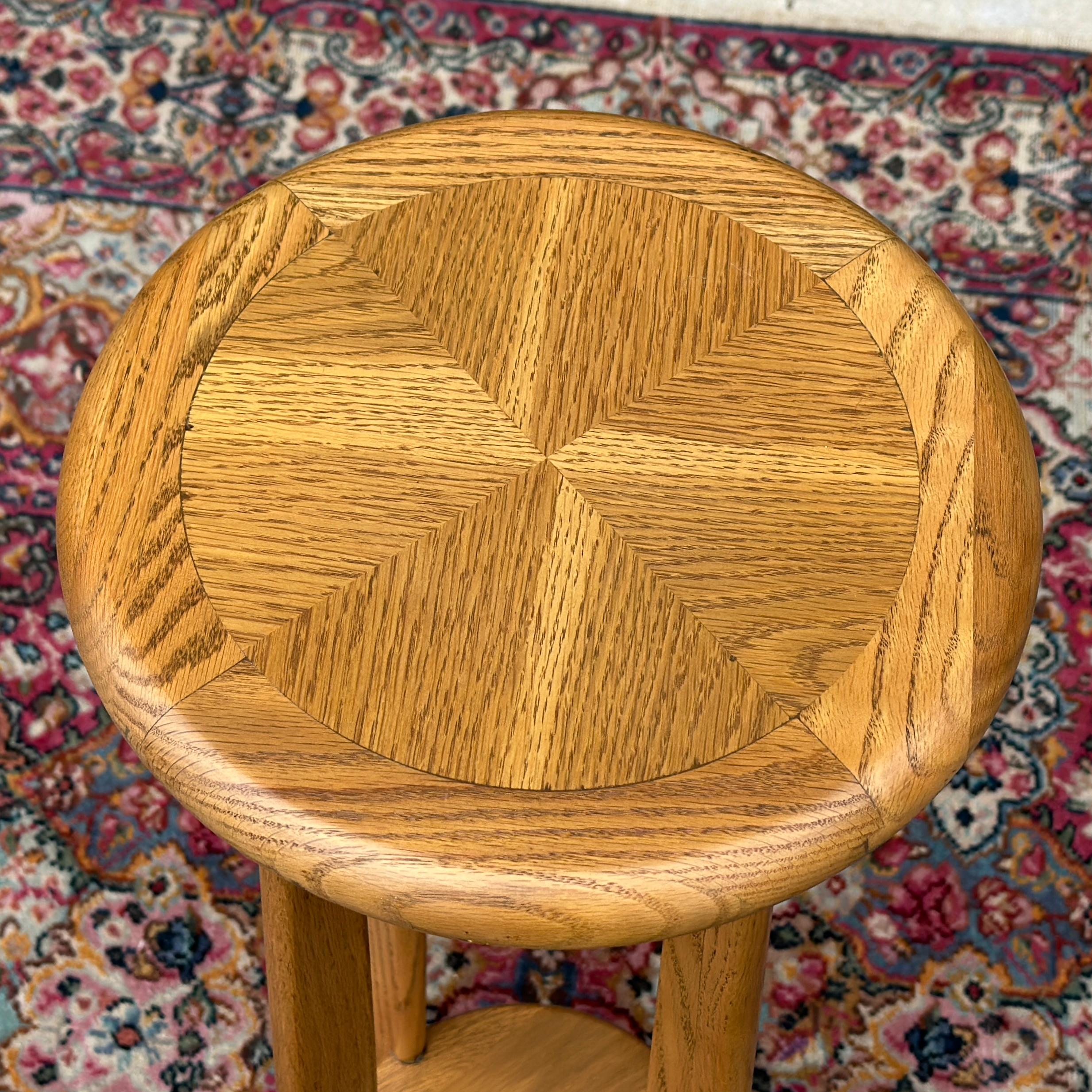 Pedestal Vintage Lane Perception Plant Stand Con Estante Bajo Estadounidense en venta