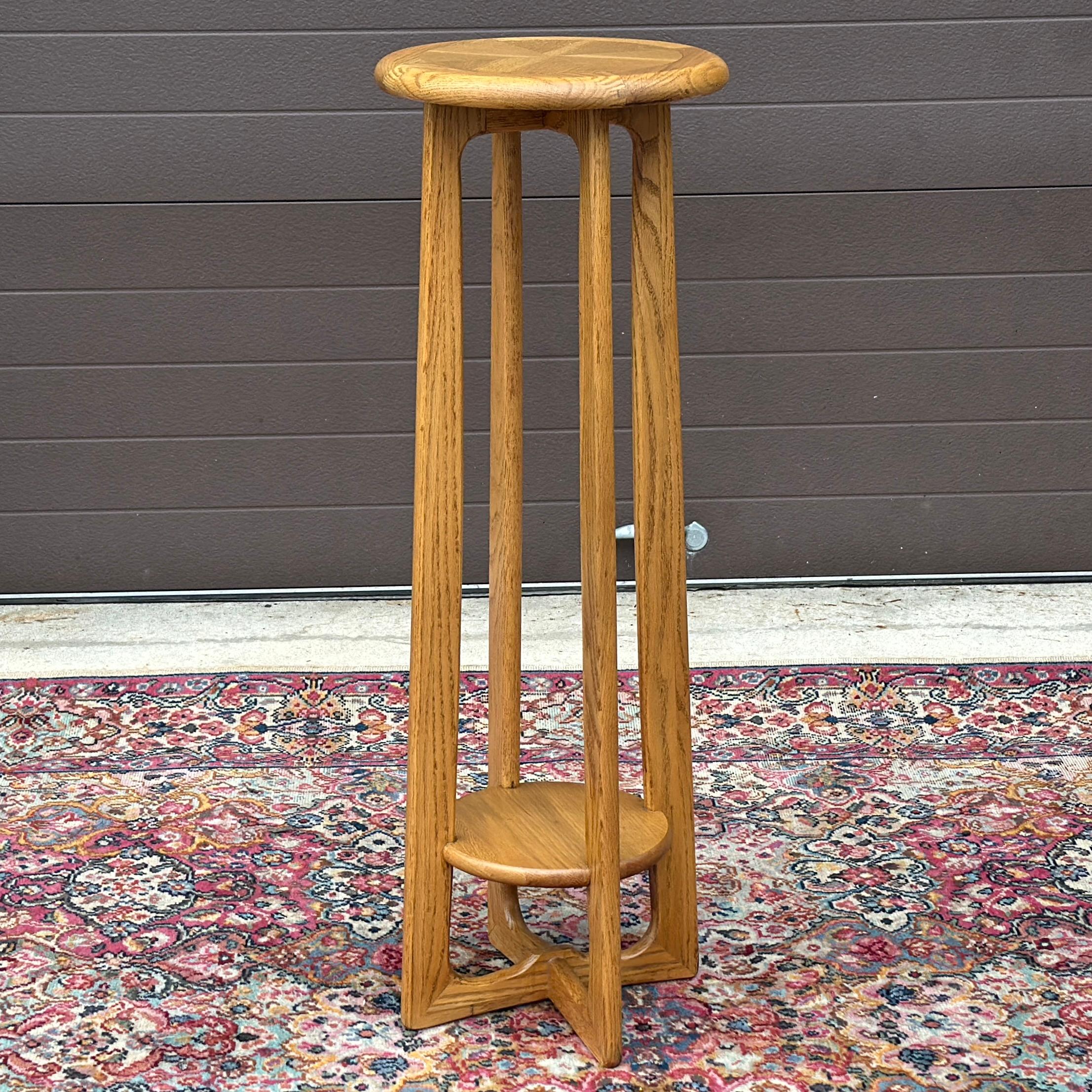 Pedestal Vintage Lane Perception Plant Stand Con Estante Bajo en Bueno estado para la venta en West Chester, PA