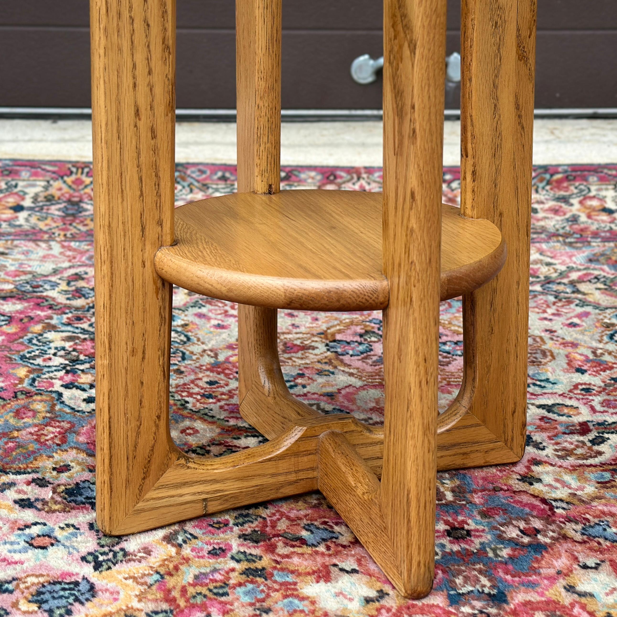 Pedestal Vintage Lane Perception Plant Stand Con Estante Bajo siglo XX en venta