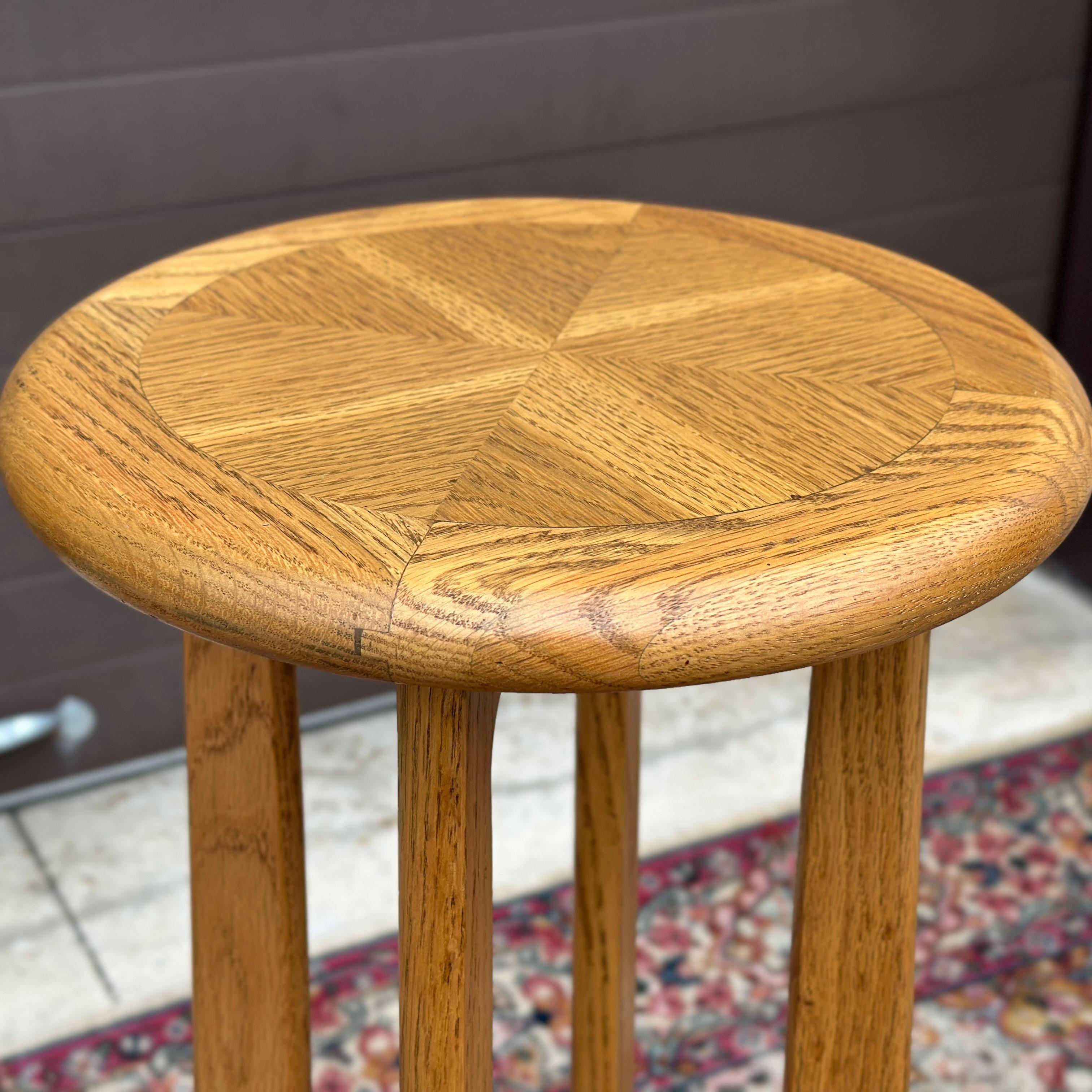 Pedestal Vintage Lane Perception Plant Stand Con Estante Bajo Madera en venta