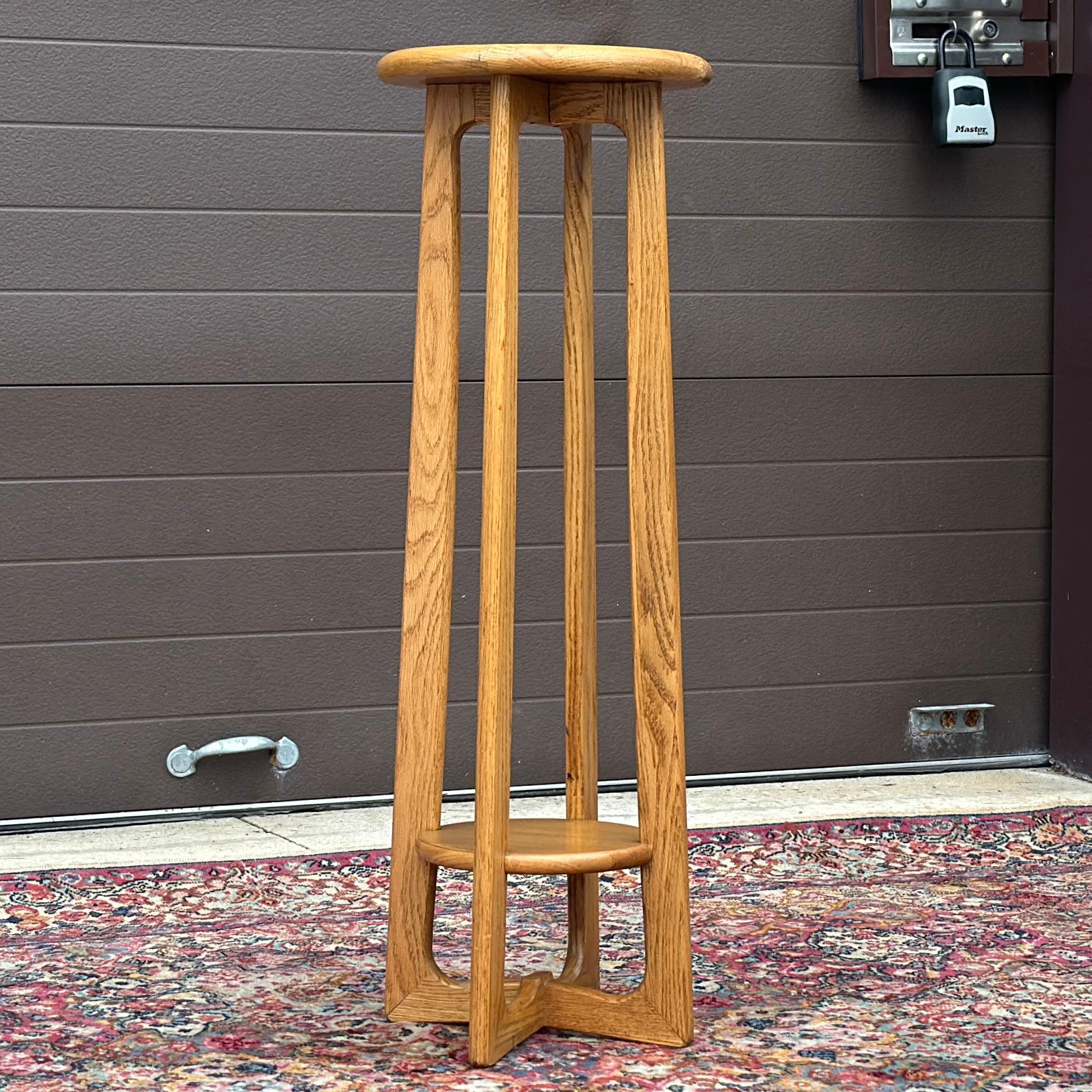 Pedestal Vintage Lane Perception Plant Stand Con Estante Bajo en venta 1