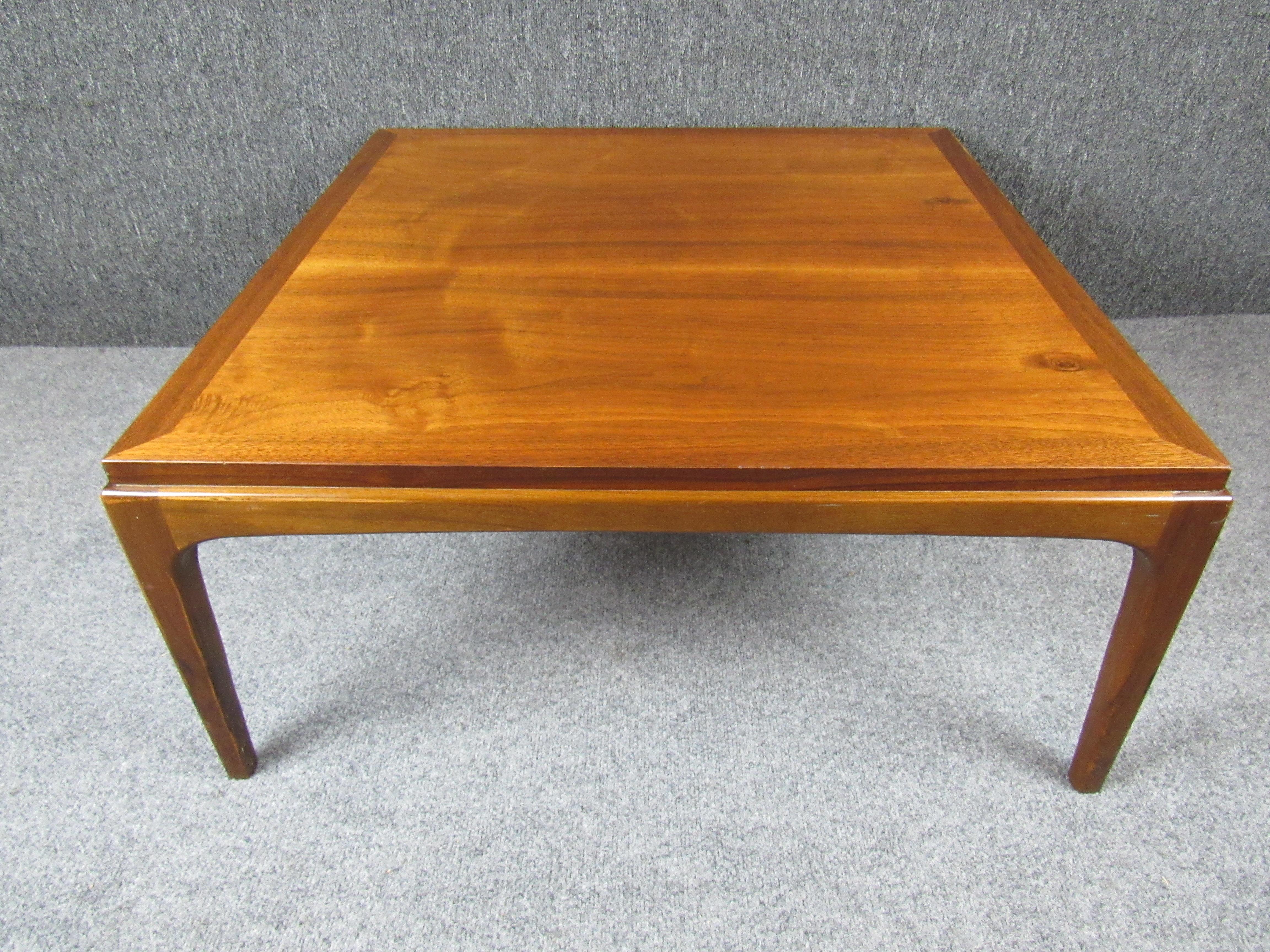 Dieser attraktive und zugleich praktische Tisch weist alle Merkmale auf, die Lane Furniture zu einer Ikone der amerikanischen Mitte des Jahrhunderts gemacht haben.  Dieser Tisch wurde von echten Handwerkern in Altavista, Virginia, USA, aus echtem