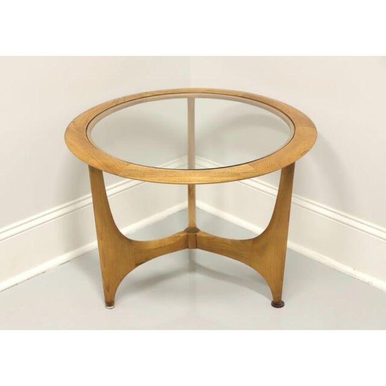 A Mid Century Modern style round side table by Lane, their Silhouette Series. Walnut, brass cap accent and glass top in a distinctive Mid-Century styling. Made in Altavista, Virginia, USA, in the mid-20th Century.

Measures: 28W 28D