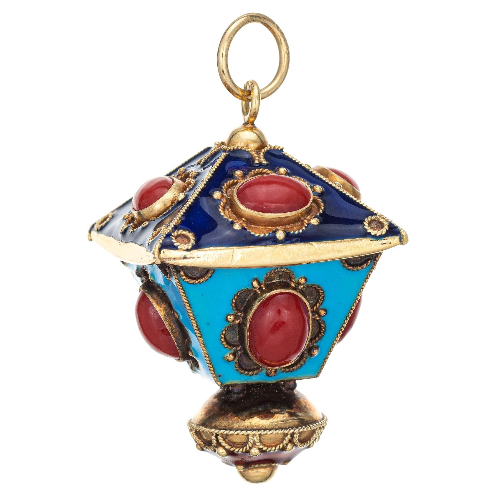 Vintage Lantern Charm Enamel Coral 18k Yellow Gold Large Pendentif Estate Jewelry en vente