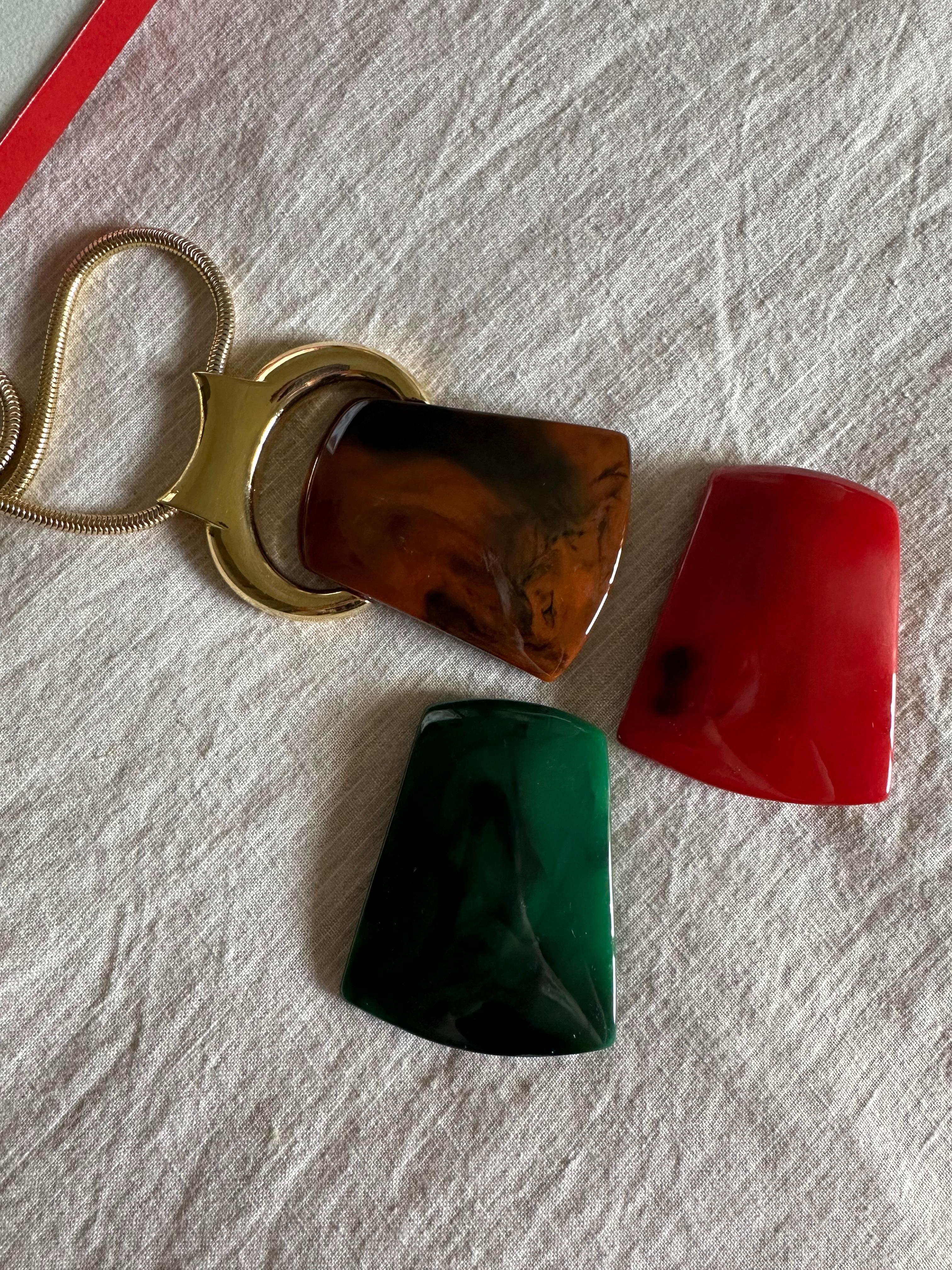 Vintage Lanvin Bijoux Lucite-Halskette mit austauschbarem Anhänger in Originalverpackung

Vintage 1970er BIJOUX LANVIN Marmor Lucite 
Auswechselbare Anhänger-Halskette,  
gesehen an Keira Knightley, Rachel Zoe, Nicole Richie.

Anhänger aus grünem,