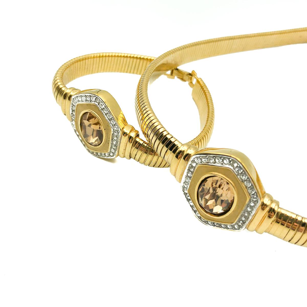 Eine göttliche Vintage Lanvin Halskette und Armband. Aus vergoldetem Metall und mit Kristallen besetzt. Die Kette ist mit dem Lanvin-Logo-Anhänger versehen.  In sehr gutem Vintage-Zustand. Unterschrieben. Halskette ca. 38 - 42 cm und Armband 18 cm. 