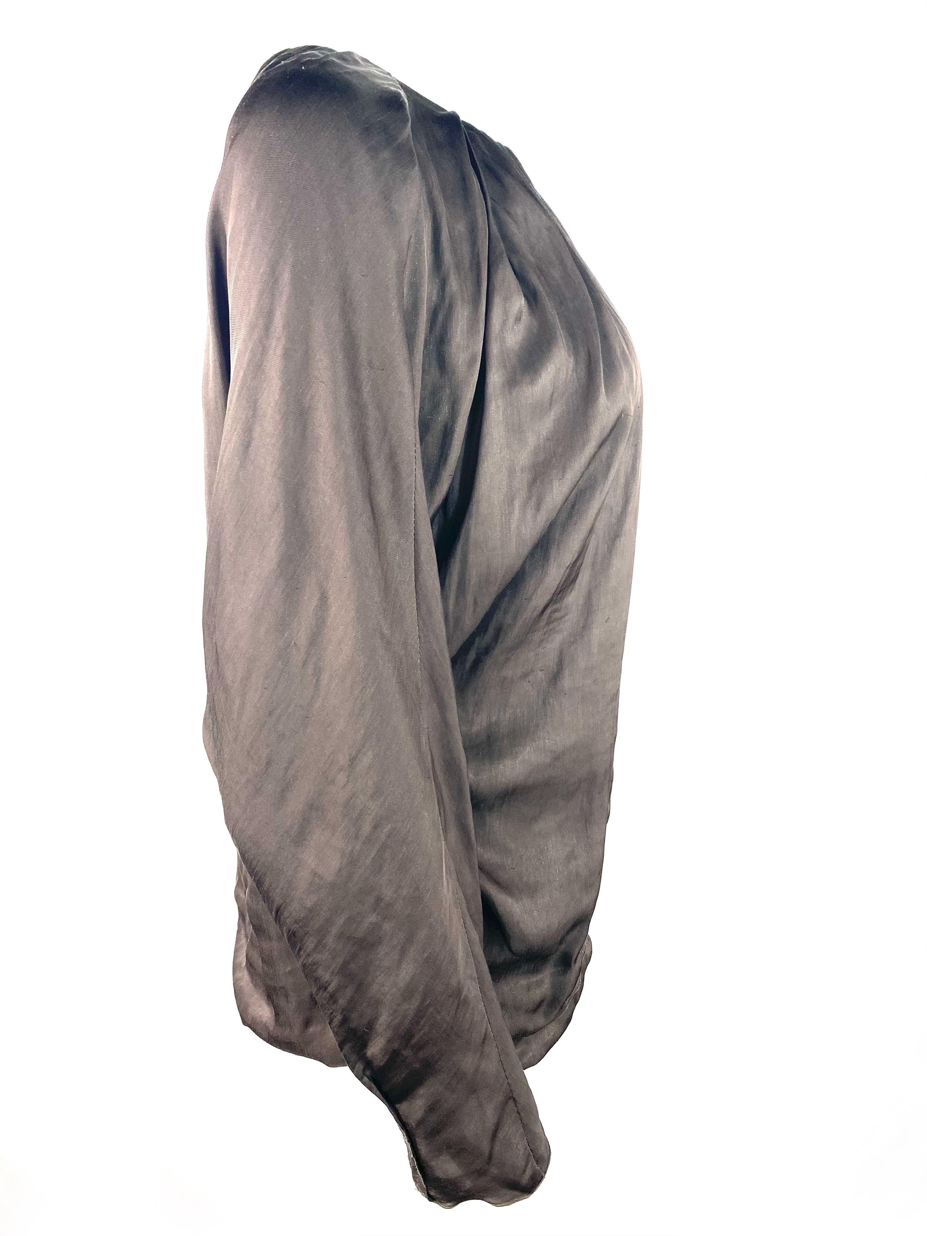 Einzelheiten zum Produkt:

Die Bluse wurde von Lanvin entworfen. Es ist aus brauner Seide gefertigt und verfügt über einen Rundhalsausschnitt mit Streifendesign und Knopfverschluss hinten.