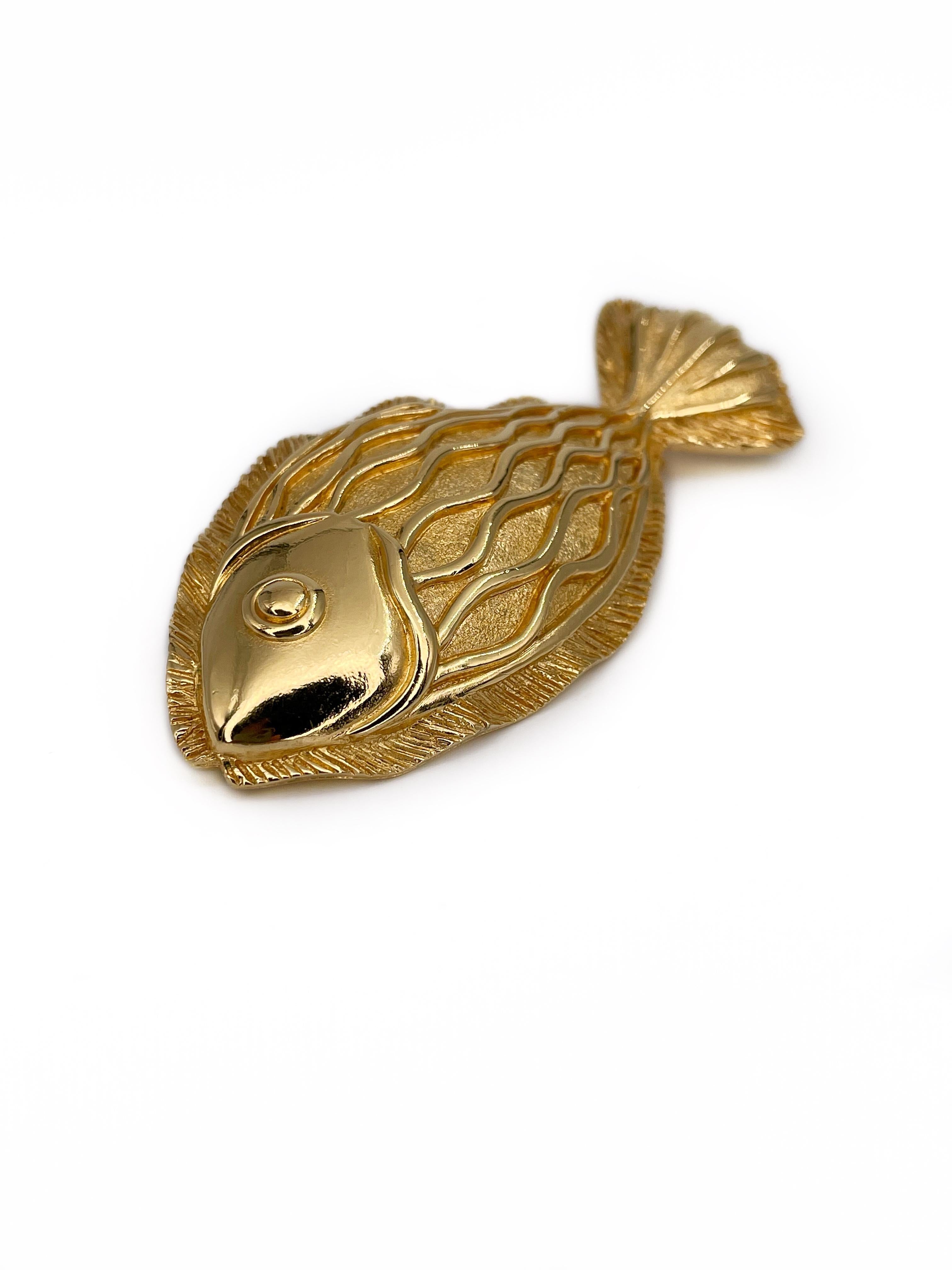 This is a beautifully crafted gold tone figural fish pin brooch designed by Lanvin in 1970’s. This piece is gold plated. 

Signature: “LANVIN. GERMANY” (shown in photos).

Size: 8x3.7cm

———

If you have any questions, please feel free to ask. We