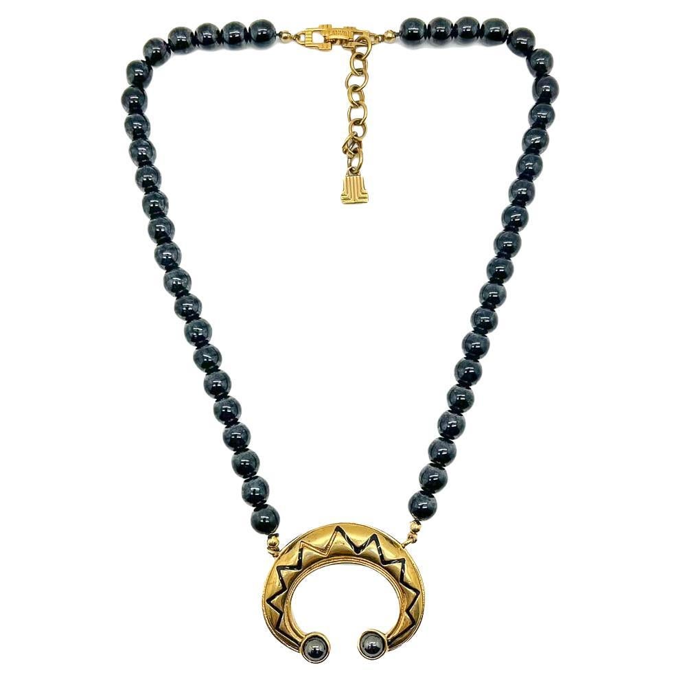 Lanvin, collier talisman vintage en forme de croissant d'hématite, années 1980 en vente