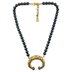 Lanvin, collier talisman vintage en forme de croissant d'hématite, années 1980
