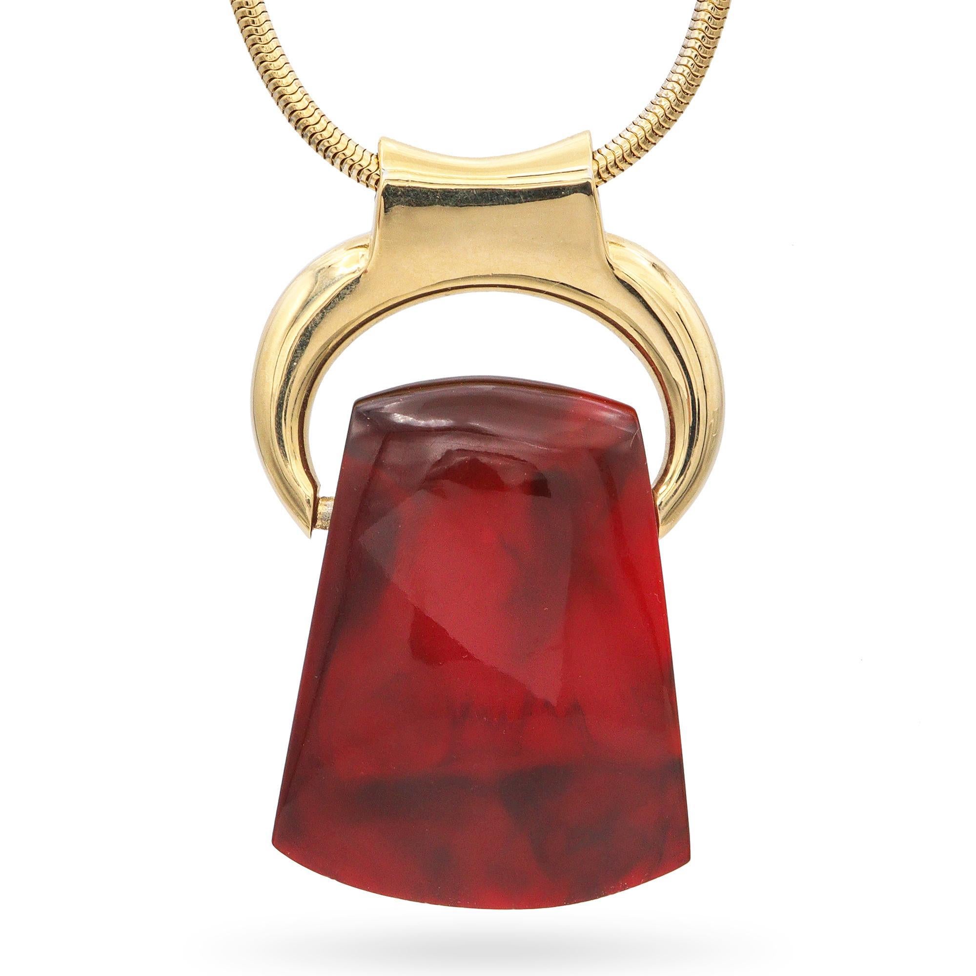 Élevez votre look avec ce collier à pendentifs interchangeables en lucite de Lanvin, une pièce polyvalente qui allie l'innovation à l'élégance parisienne. Doté d'une élégante chaîne serpent en ton or et d'une monture sculpturale audacieuse, ce