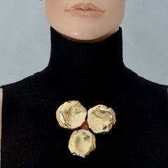 Spilla vintage Lanvin Paris con motivo floreale, dorata e martellata