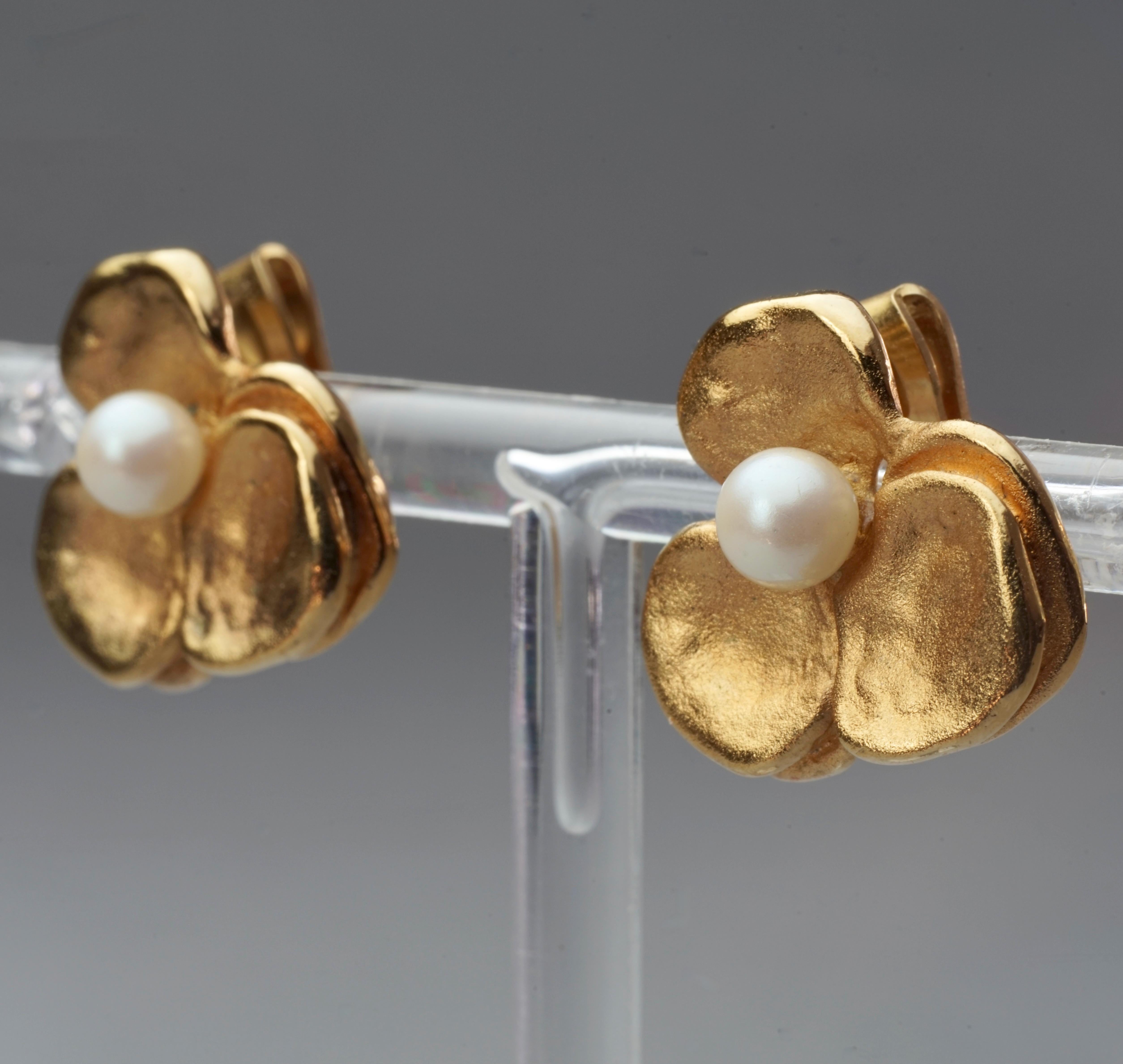 Vintage LANVIN PARIS Flower Pearl Earrings In Excellent Condition In Kingersheim, Alsace