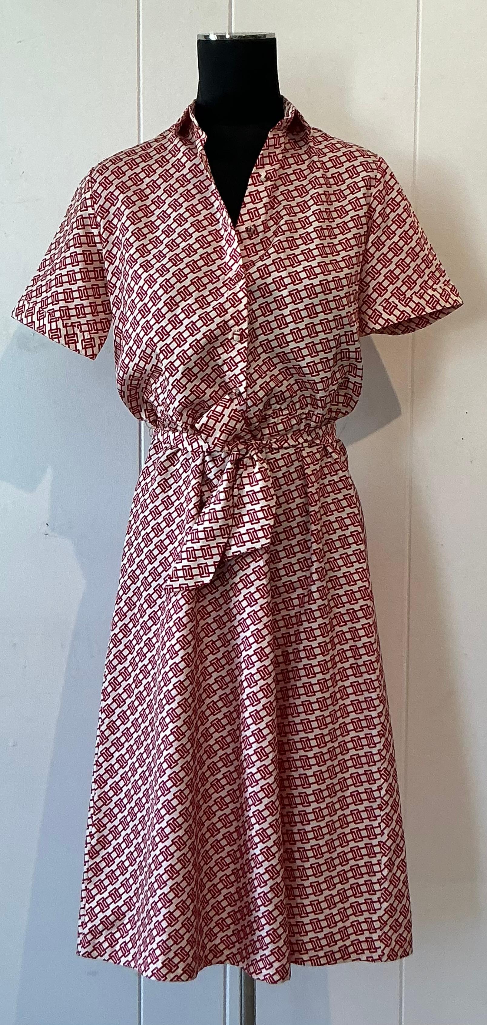 Dieses rot-weiß gemusterte Vintage-Kleid von Lanvin Paris ist zeitlos elegant. Dieses Modell ist eine gelungene Mischung aus klassischer französischer Schneiderei und kühnem Design. Es fängt den Geist der Eleganz der 1970er Jahre ein und ist
