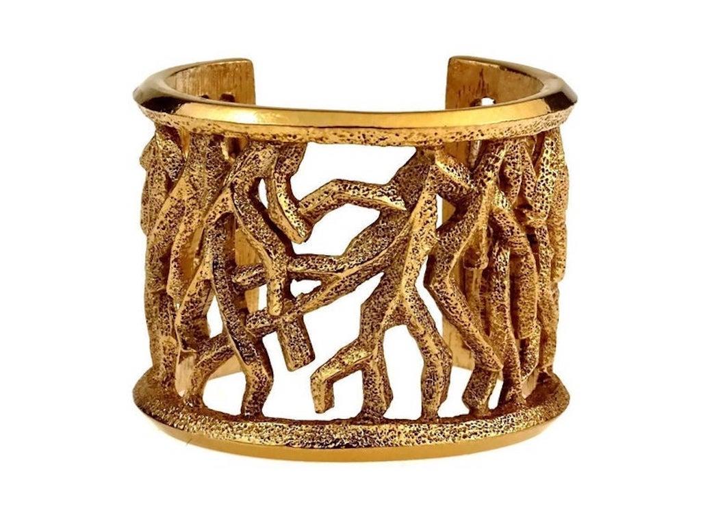 Vintage LANVIN PARIS Textured Branch Coral Cuff Bracelet

Measurements:
Height : 3.94 inches (10 cm)
Inner Circumference: 6.5 inches (16.5 cm)

Features:
- 100% Authentic LANVIN PARIS.
- Textured branch/ coral pattern.
- Gold tone hardware.
- Signed