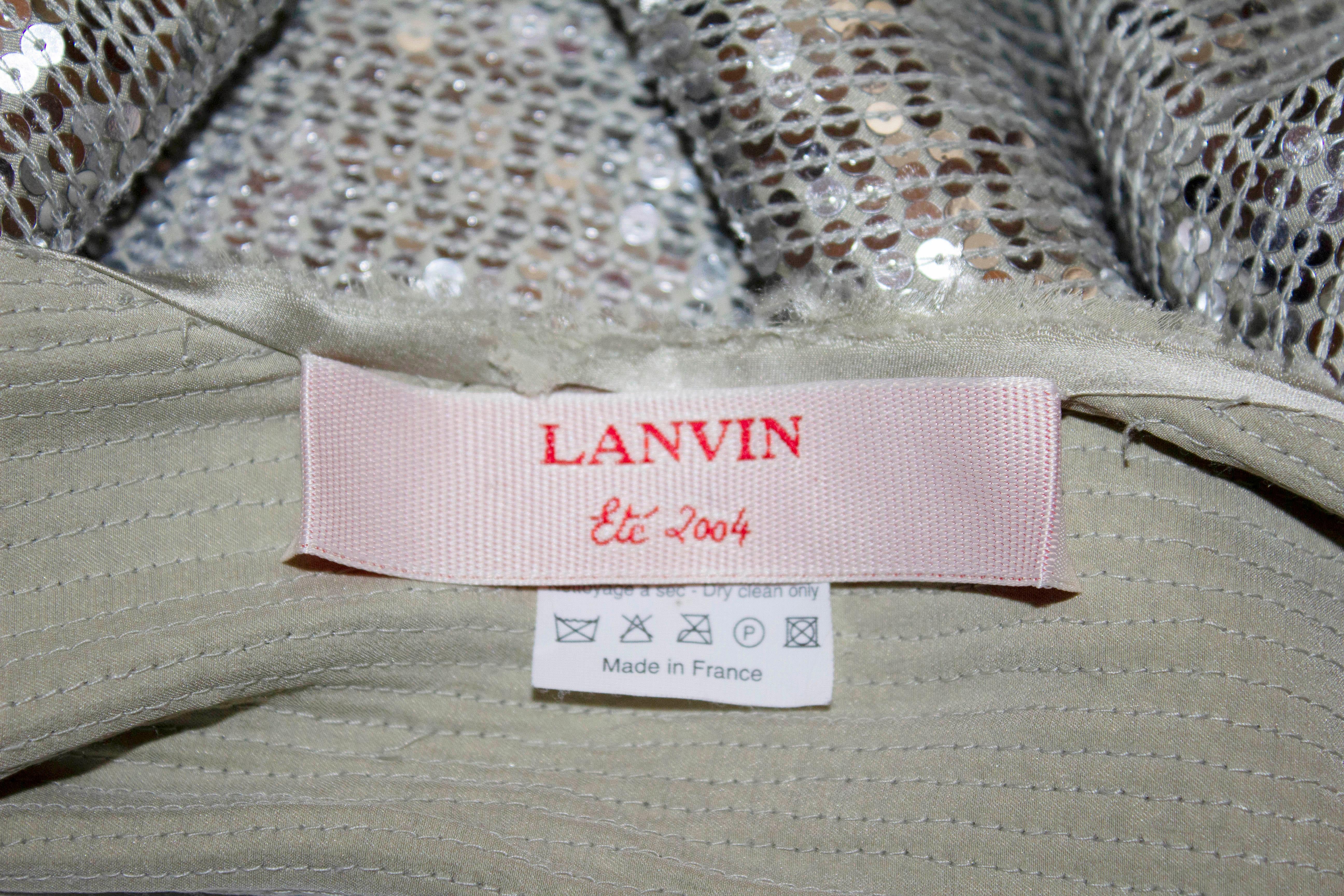 Ein umwerfendes silbernes Pailletten-Trägertop von Lanvin. Die Pailletten sind auf Seide aufgebracht und werden mit einem Band um den Hals gebunden. Das Oberteil wird vorne mit einem großen Haken und einer Öse geschlossen.