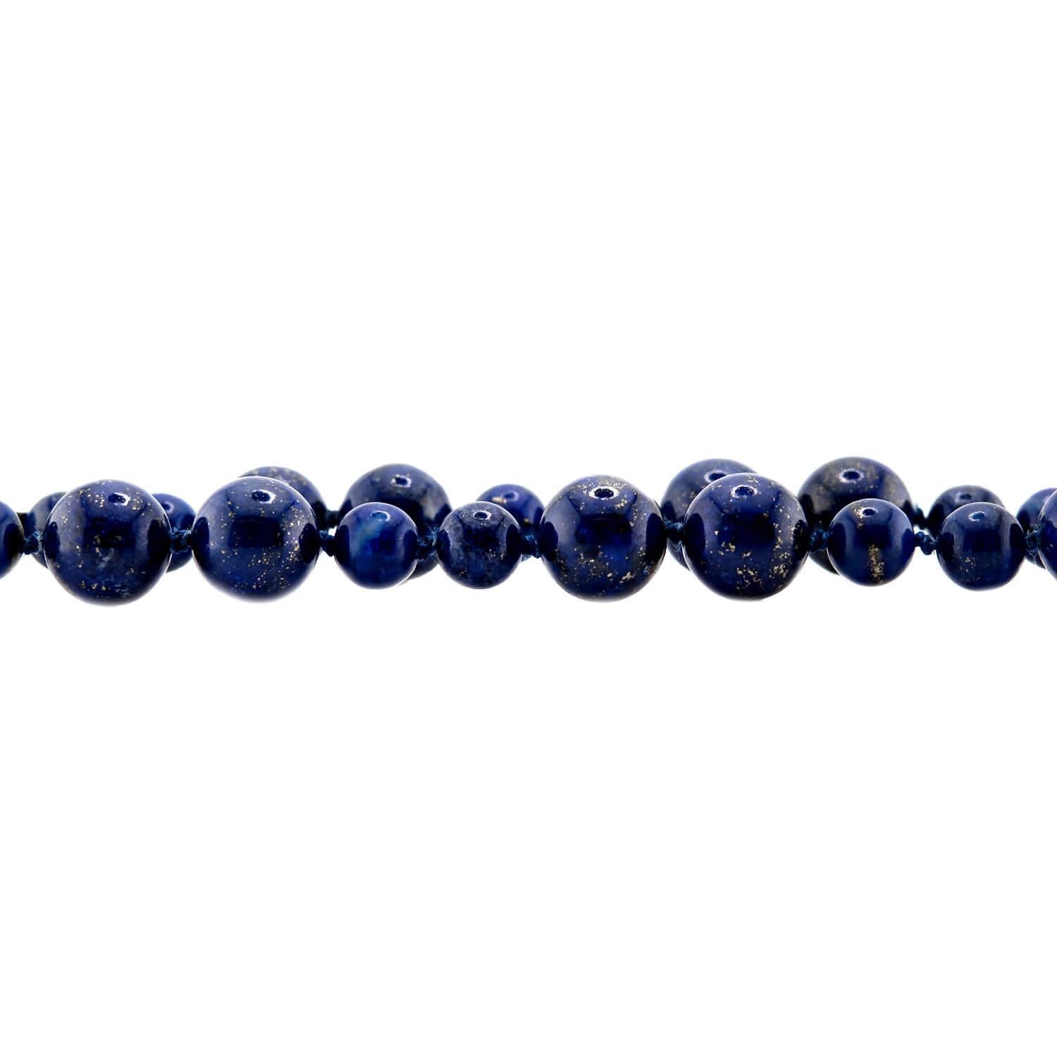 Una splendida collana di perline di lapis dell'epoca Vintage (anni '80 circa)! Questo pezzo semplice ma accattivante è composto da 64 perline rotonde di lapis, di dimensioni diverse. La collana presenta un motivo sottile che alterna due perline più