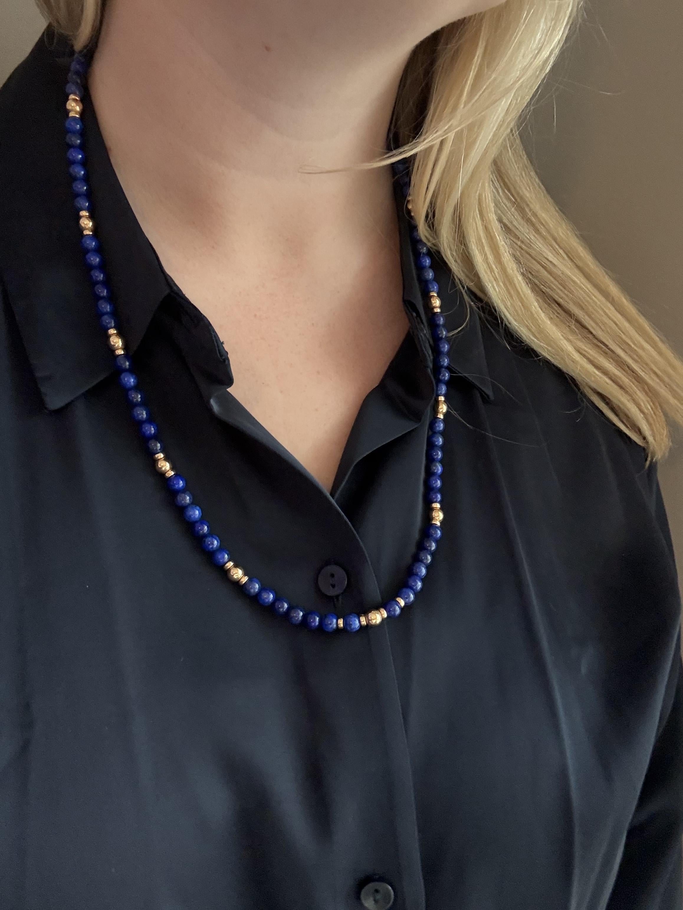 Wir lieben diese Lapis-Halskette!
So ein lustiges und lebendiges Stück!!

Halskette Details
MATERIAL: 14K Gelbgold
Gewicht: 34.1 Gramm
Länge: 26 Zoll

Akzentuiert durch die folgenden Edelsteine
85 - 6,5 mm blaue Lapis-Perlen-Edelsteine

Artikel: