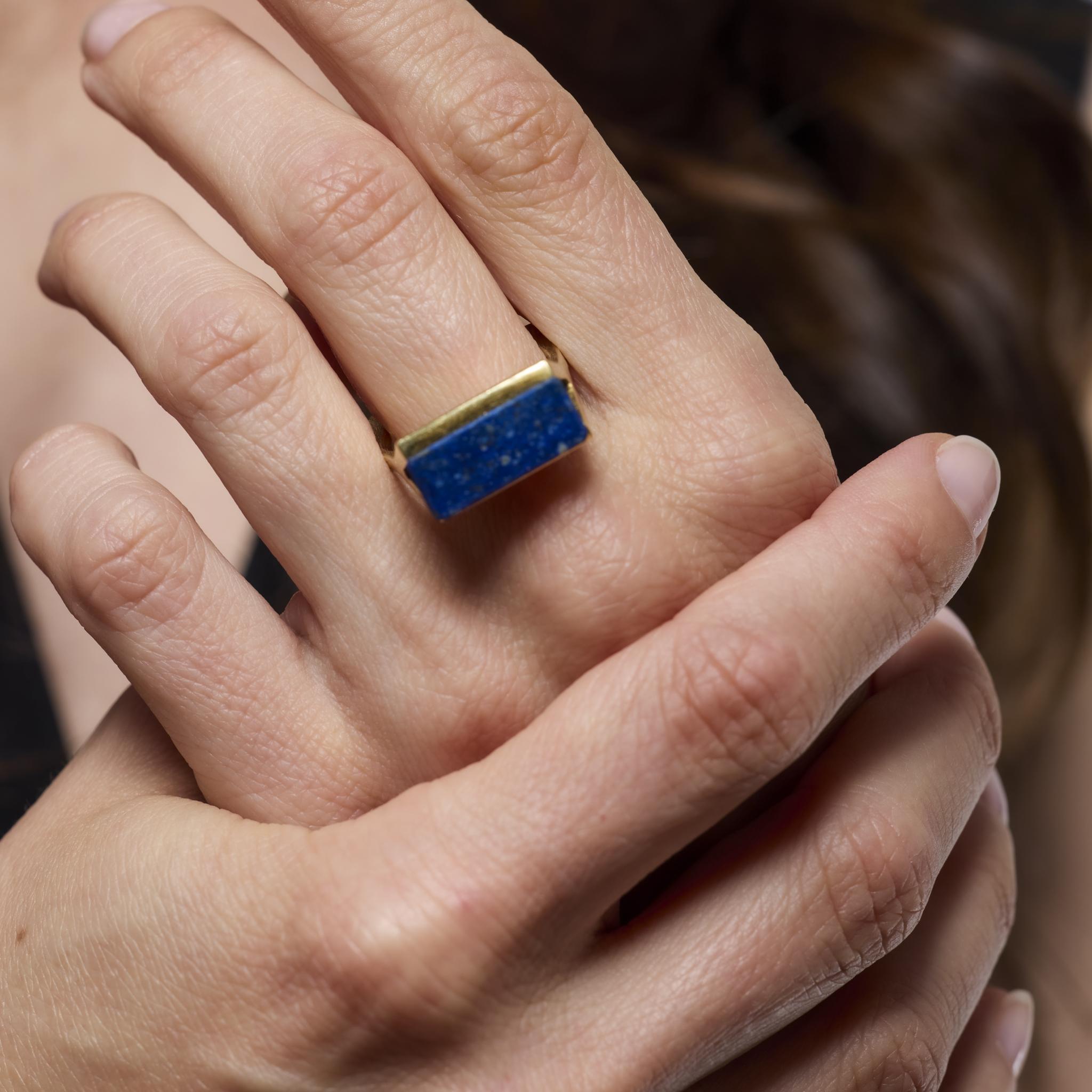 Uncut Vintage lapis lazuli 14k yellow gold Abstract ring For Sale