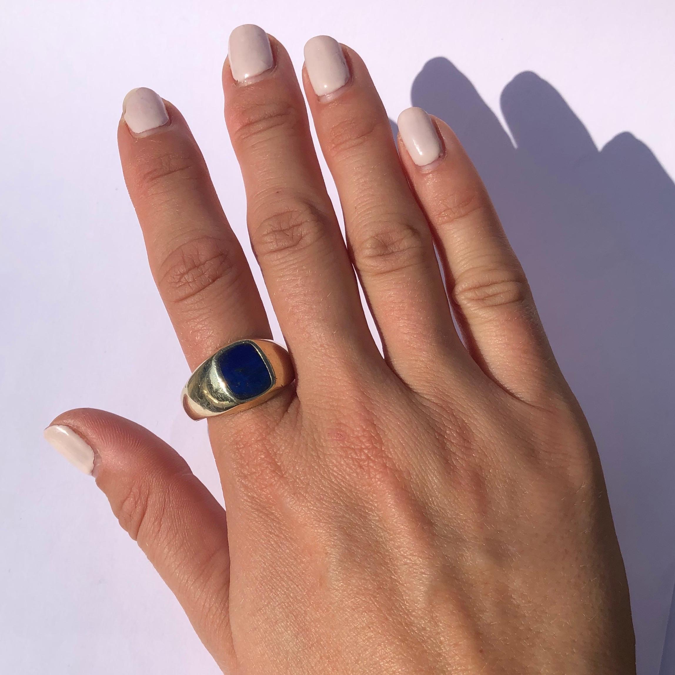 Vintage Lapis Lazuli an 9 Carat Gold Signet Ring In Good Condition In Chipping Campden, GB