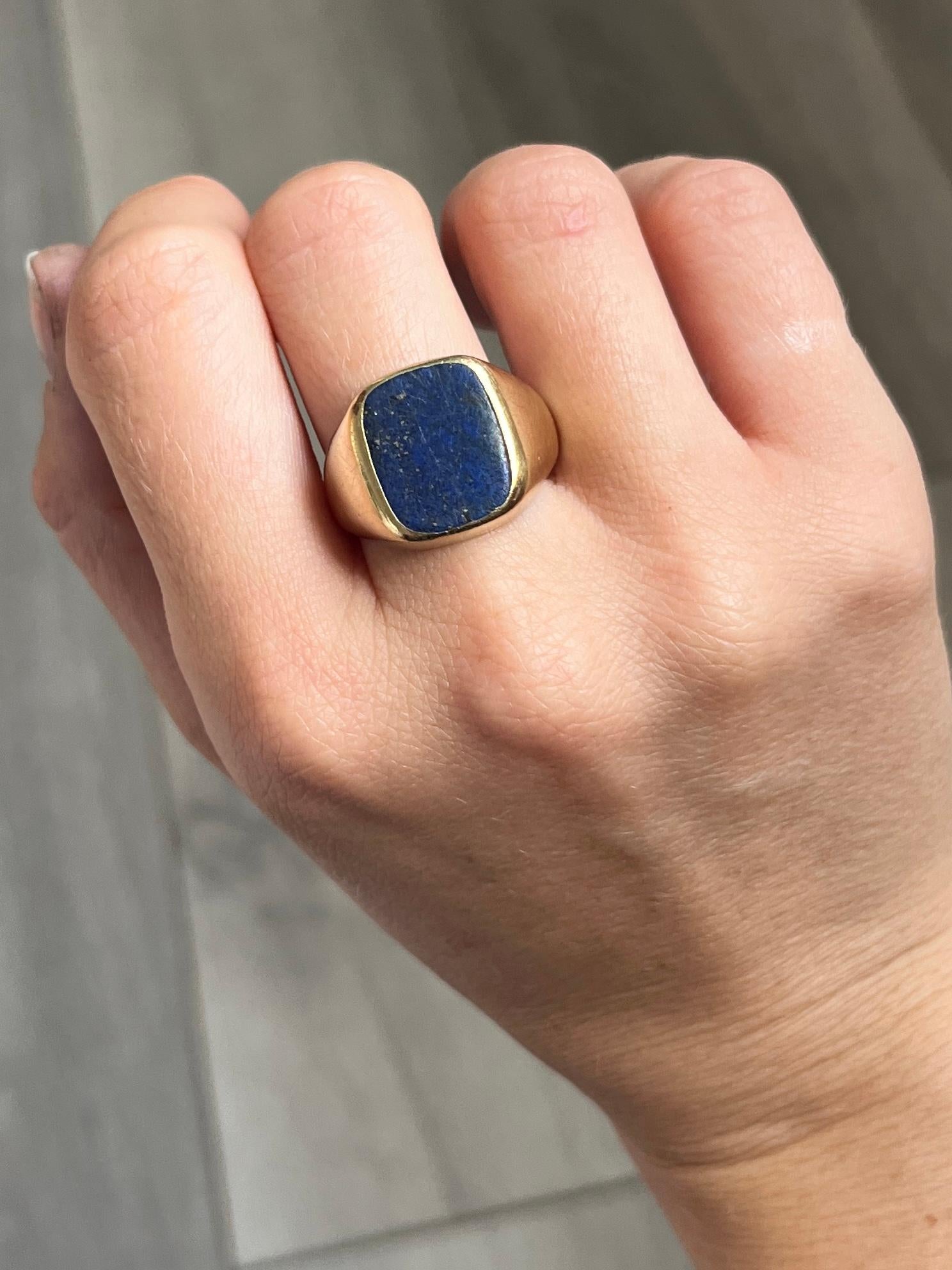Round Cut Vintage Lapis Lazuli and 9 Carat Gold Signet Ring For Sale