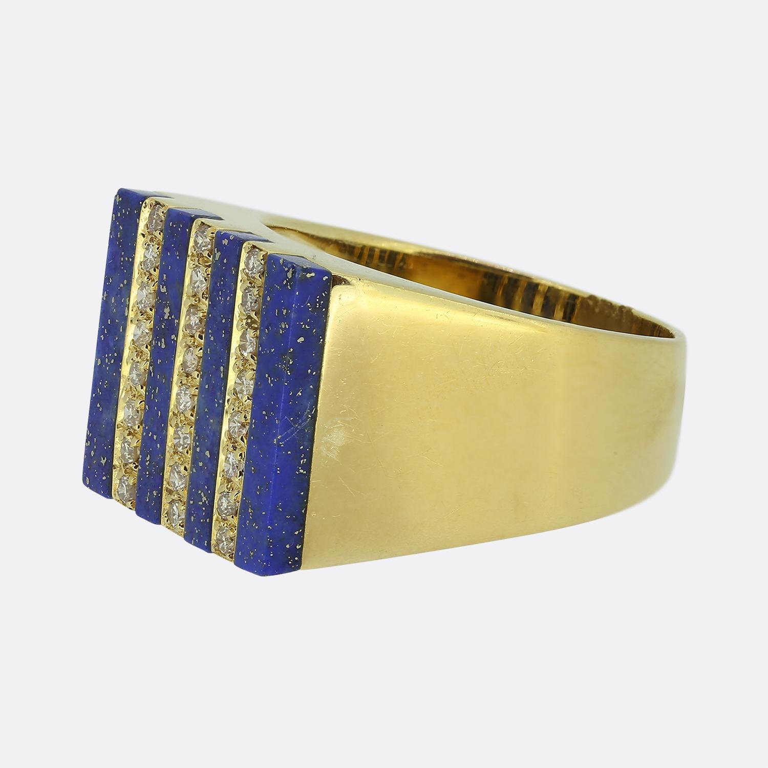 Ecco un sorprendente anello a faccia quadrata. Questo pezzo vintage presenta tre file di diamanti naturali rotondi, ciascuno affiancato da ricchi lapislazzuli blu, che creano un contrasto audace. La fascia è realizzata in oro giallo 18 carati con