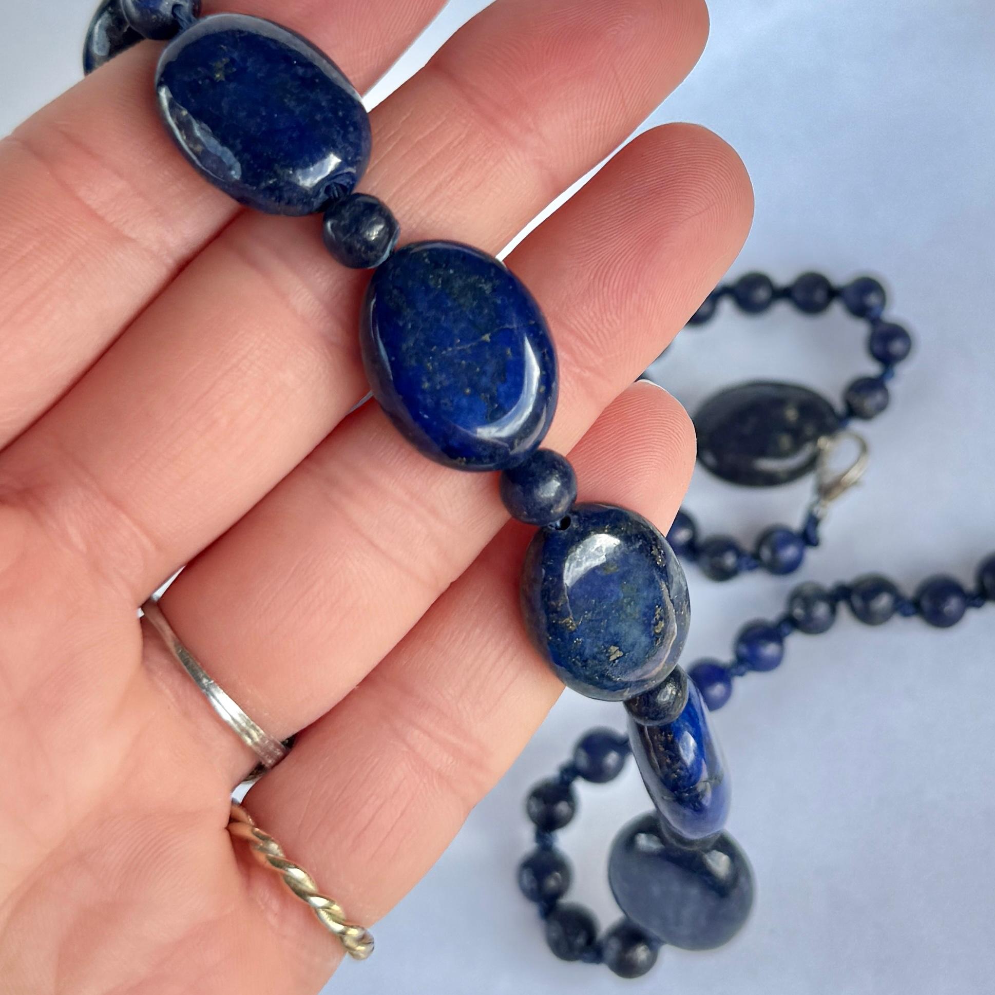 Il blu delle splendide perle di lapis risalta in questa collana.

Lunghezza: 51 cm
Dimensioni della perla grande: 15x20 mm

Peso: 56 g