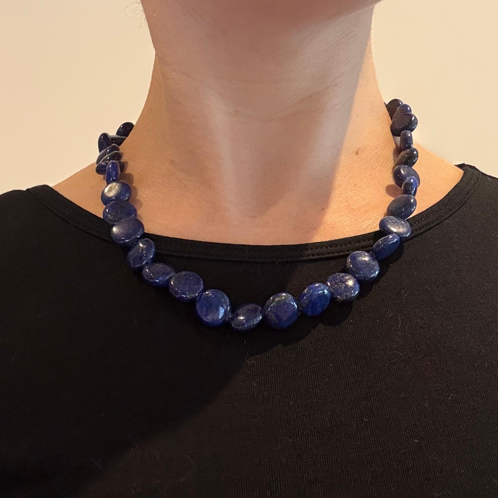 Il blu delle splendide perle di lapis risalta in questa collana.

Lunghezza: 47,5 cm
Diametro della perla grande: 12 mm

Peso: 53 g