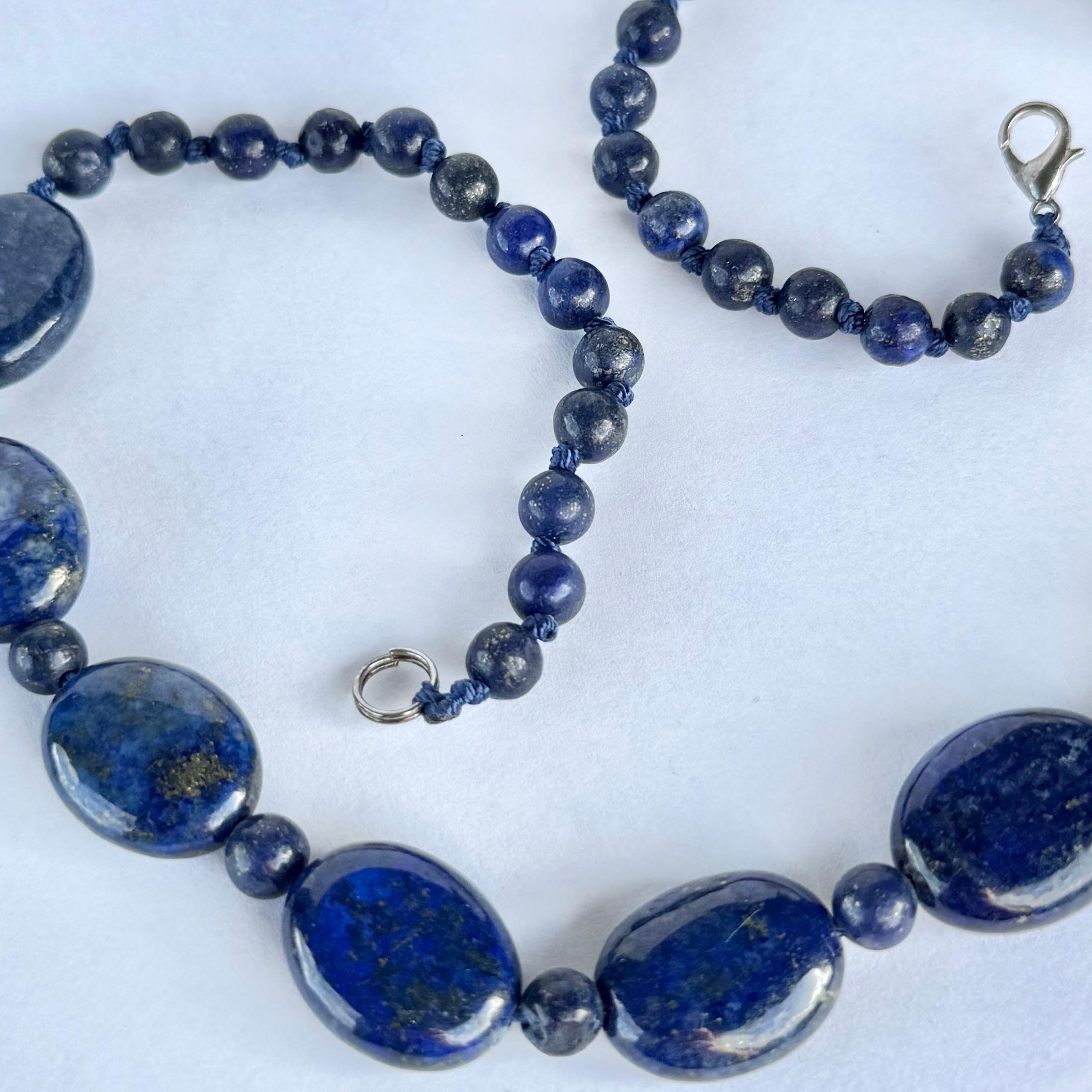 Moderno Collana vintage con perline di lapislazzuli in vendita