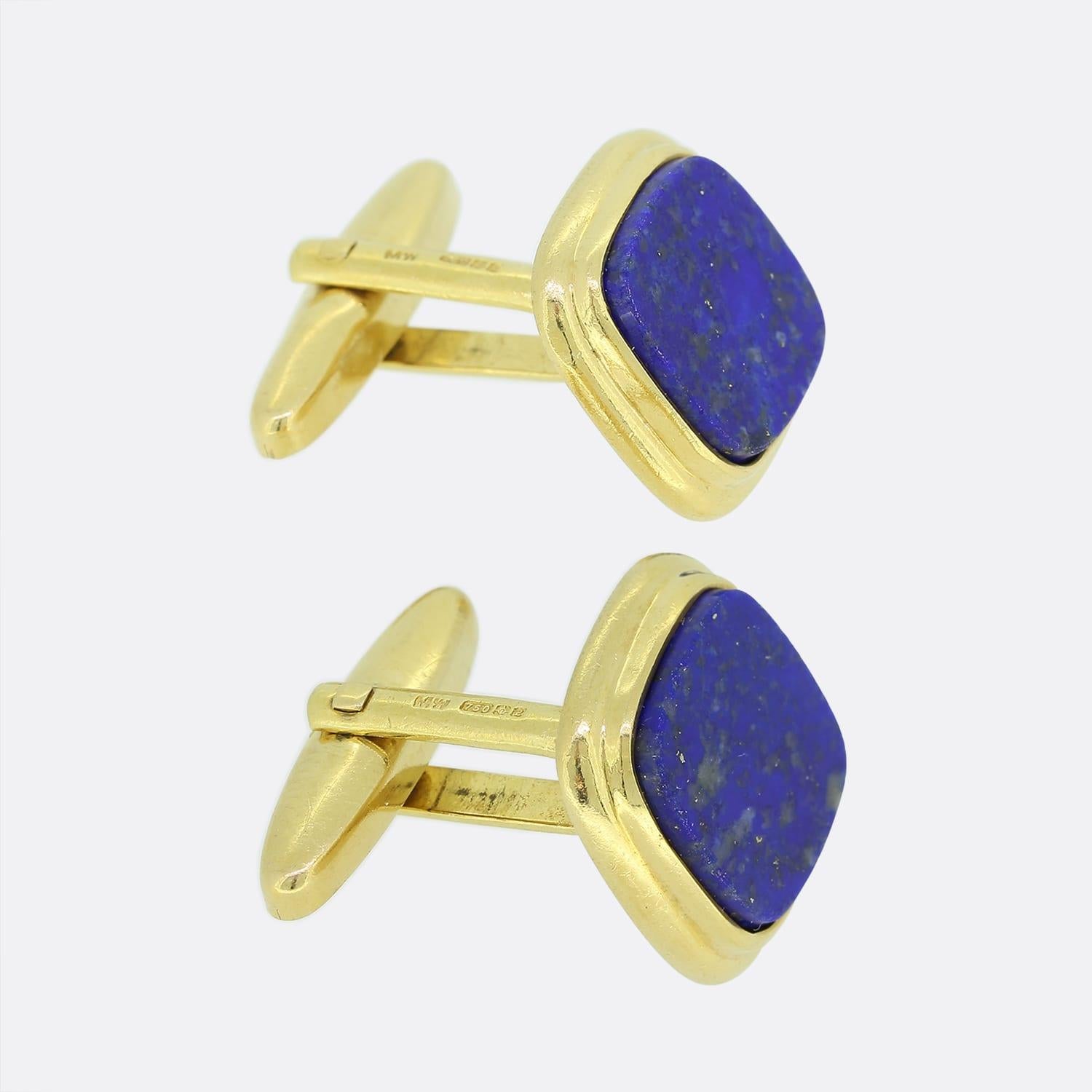 This is a vintage pair of 18ct yellow gold cufllinks. Each cufflink is set with a square-shaped lapis lazuli and has a stepped 18ct yellow gold border.

Condition: Used (Very Good)
Weight:16.3 grams
Face Dimensions: 15.5mm x 15.5mm
Hallmarked: Yes